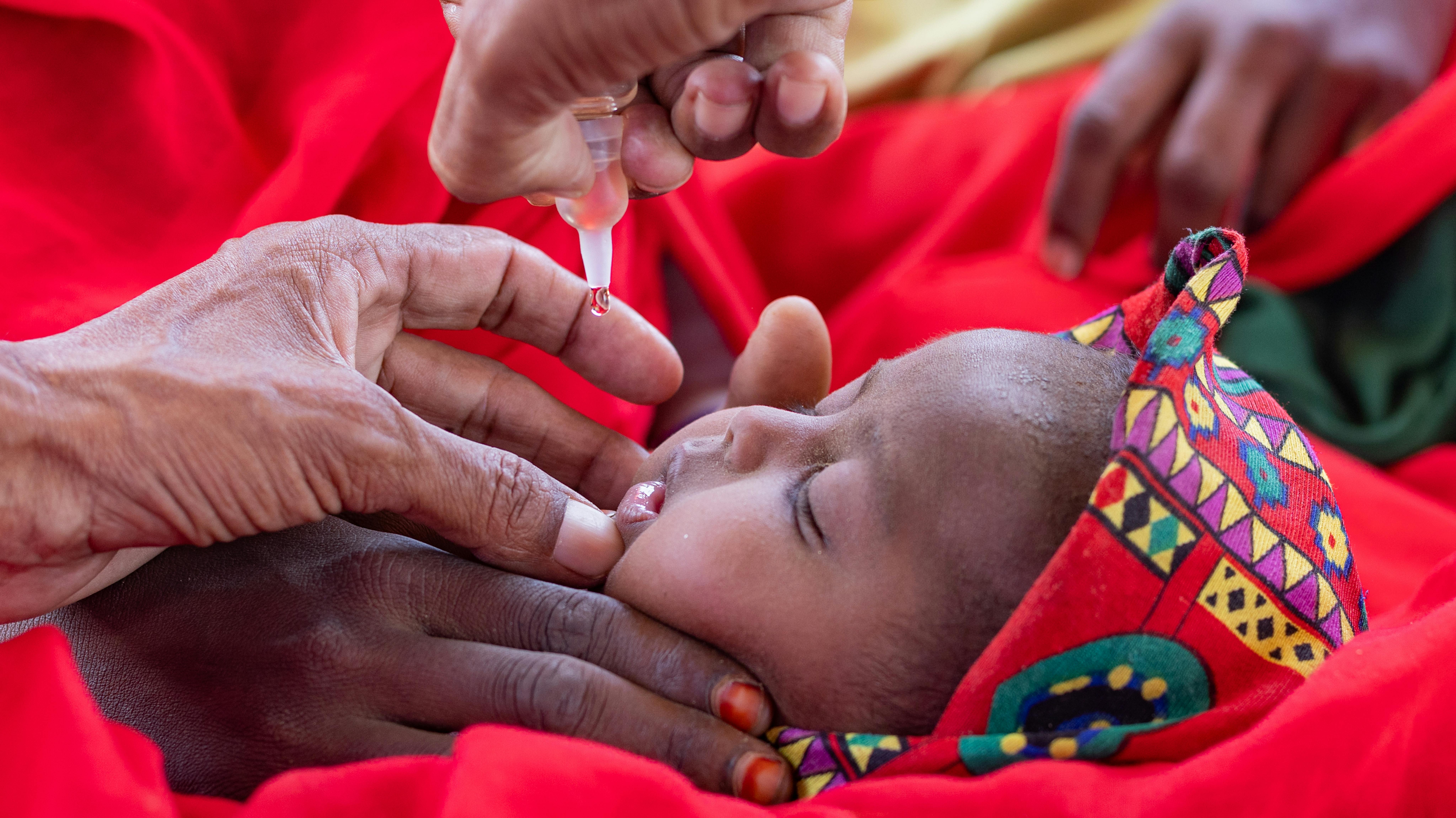 Sudan - Mahmoud, un vaccinatore e operatore sanitario nella remota località di Agig, nello stato del Mar Rosso, e il suo team vaccinano i bambini durante la campagna di vaccinazione antipolio porta a porta nella valle di Barqiq.