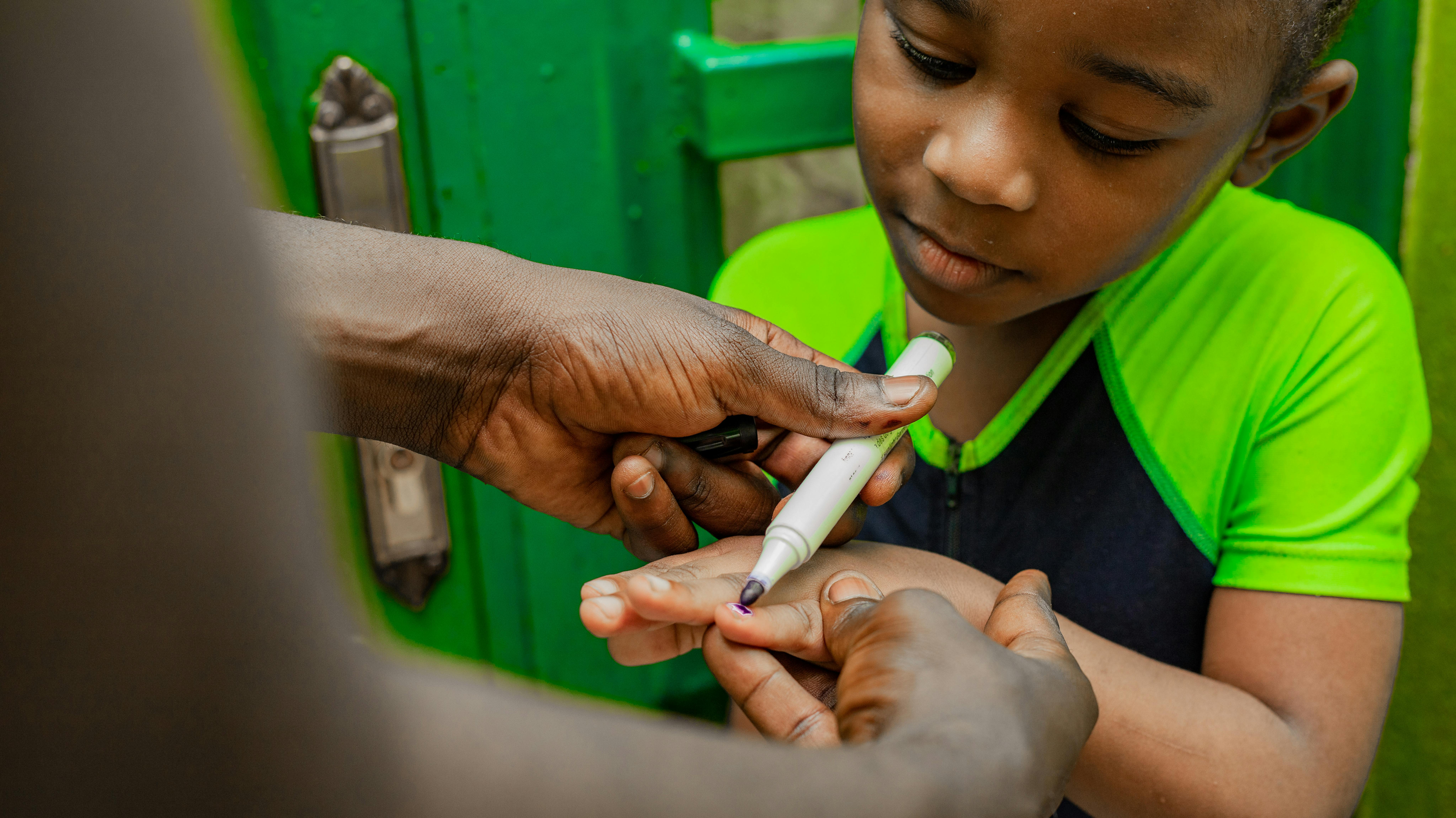 Congo - Esther Kitabi, 4 anni, si è fatta segnare di nuovo il dito dopo essere stata vaccinata contro la poliomielite a Bukavu, nella provincia del Sud Kivu