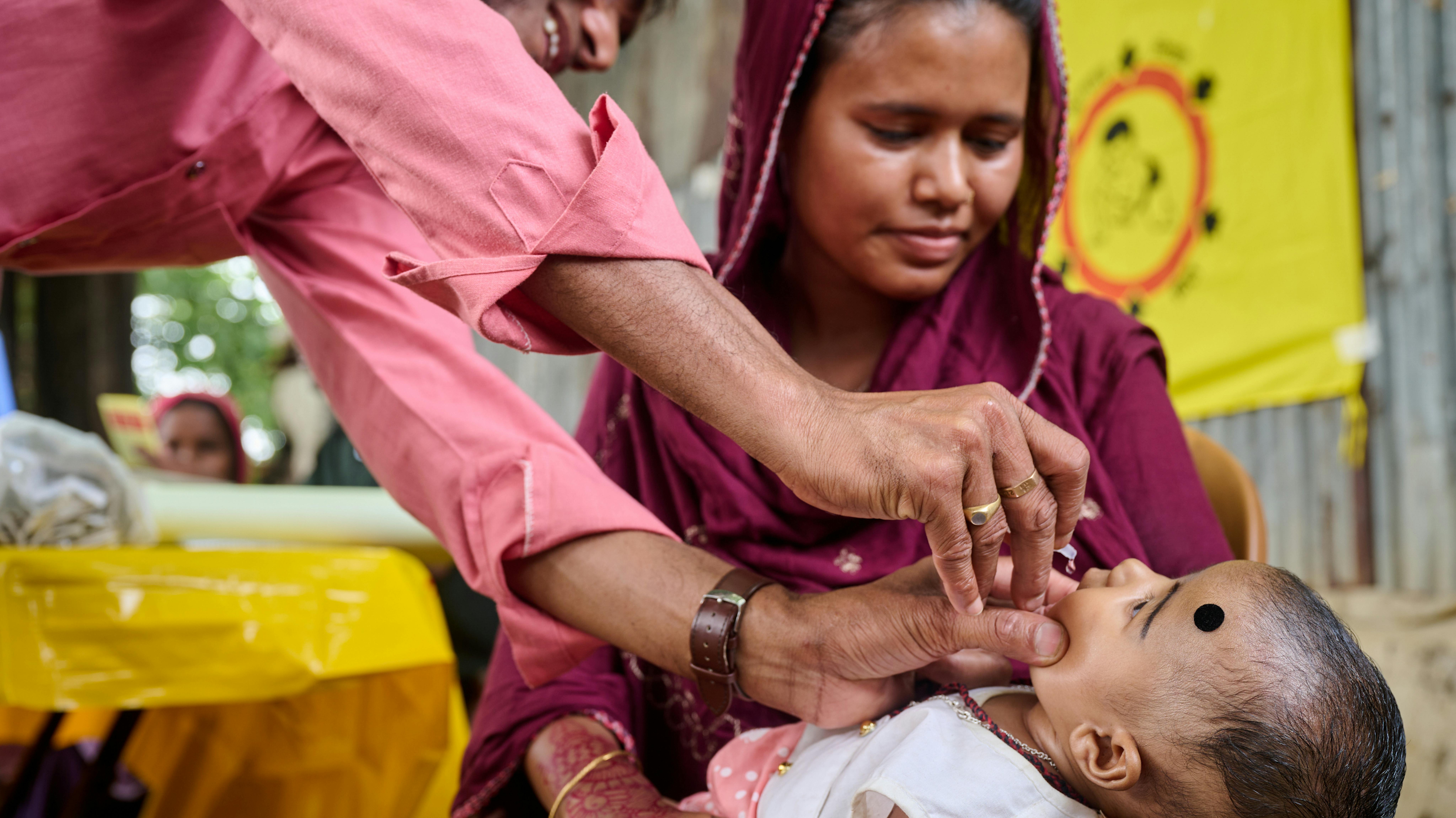 Bangladesh - Il vaccinatore Abdul Baten somministra una dose di vaccino antipolio a un neonato presso il centro EPI di Moddho Nagar, Uktyargaon, a Tahirpur, Sunamganj.