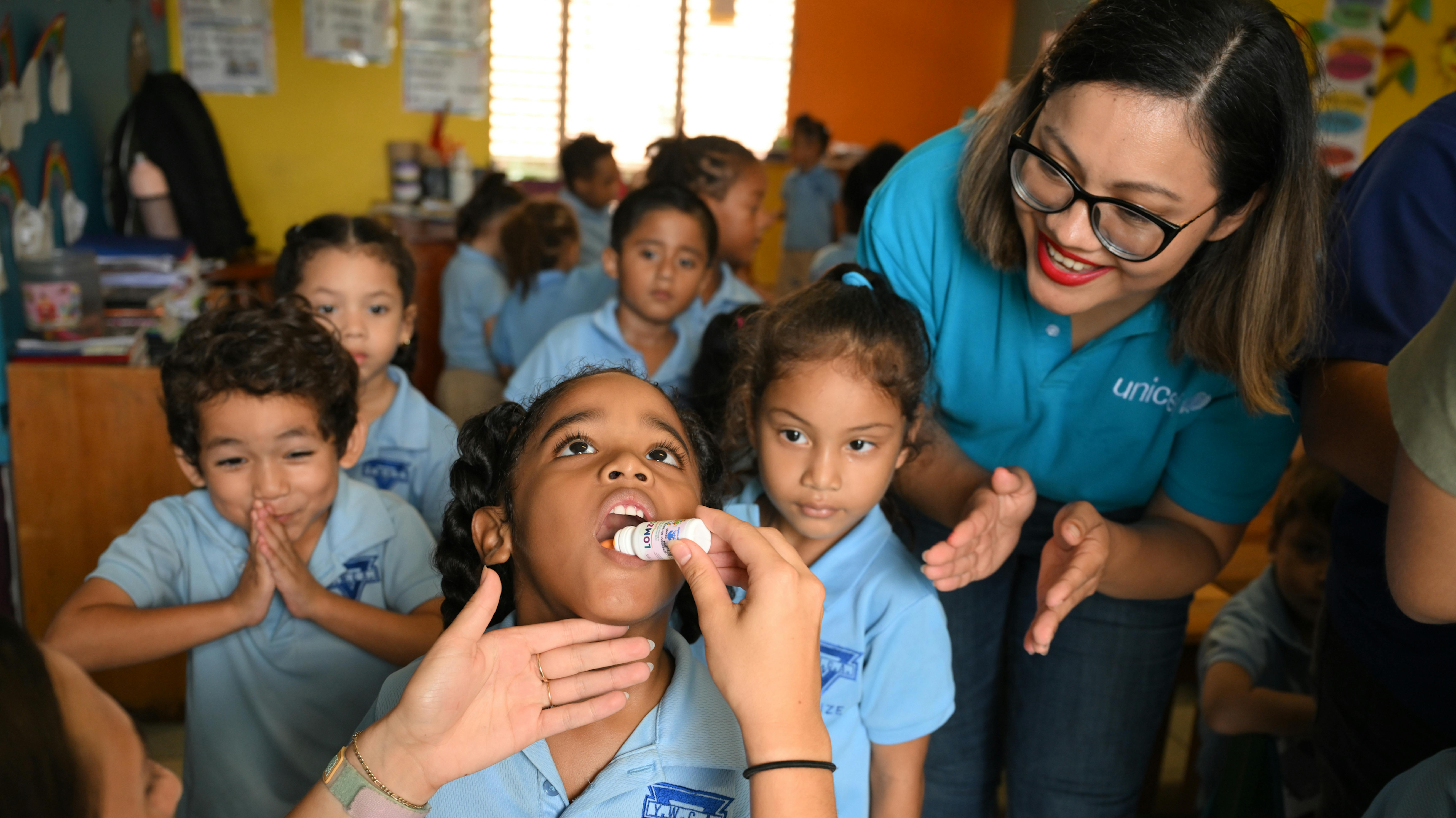 Belize - I bambini vengono vaccinati e sverminati nella scuola materna della Young Women's Christian Association (YWCA) a Belize City,
