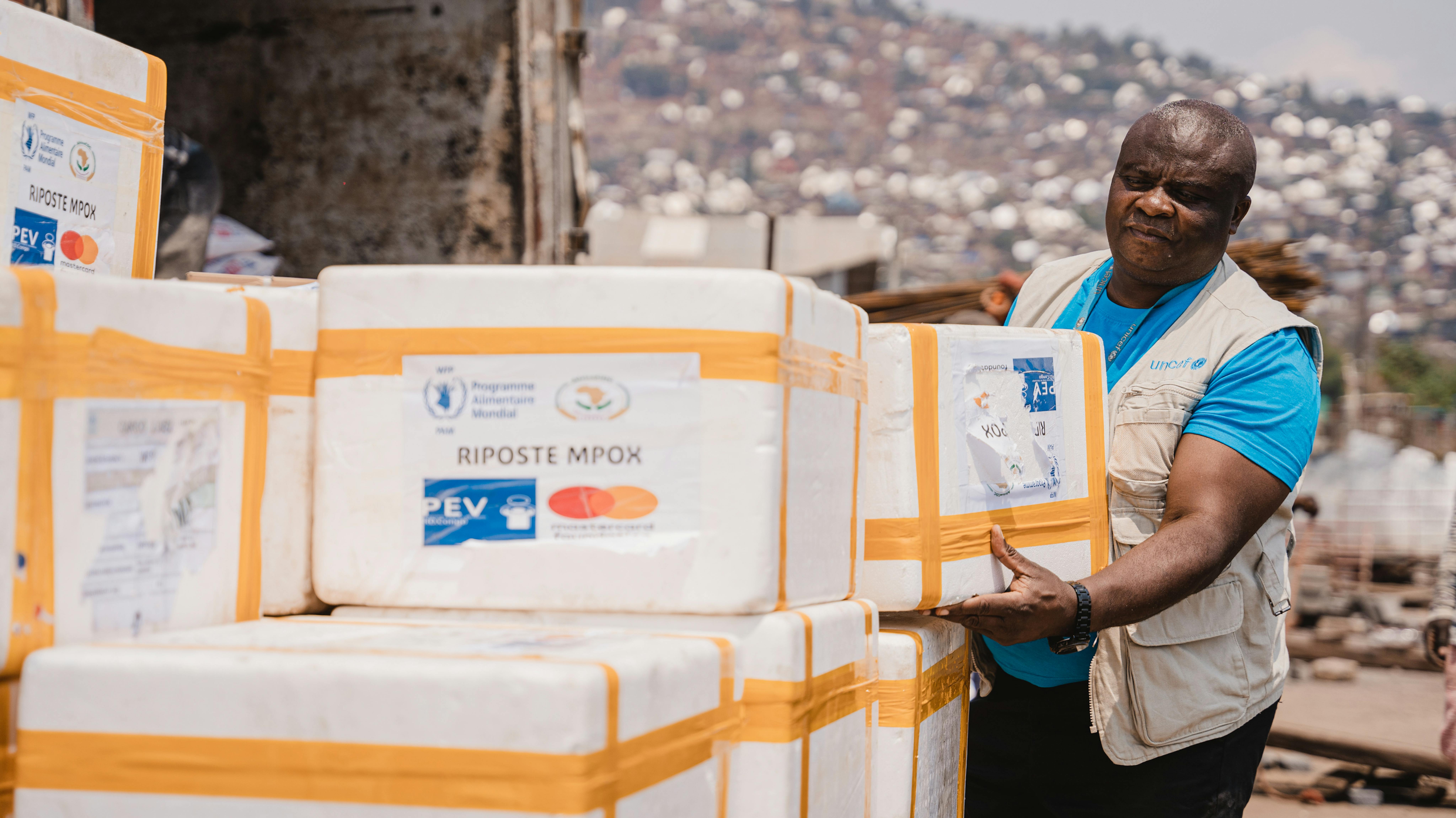 Congo - Arrivo di quasi 30.000 dosi di vaccino mpox al porto di Bukavu, nella provincia del Sud Kivu,