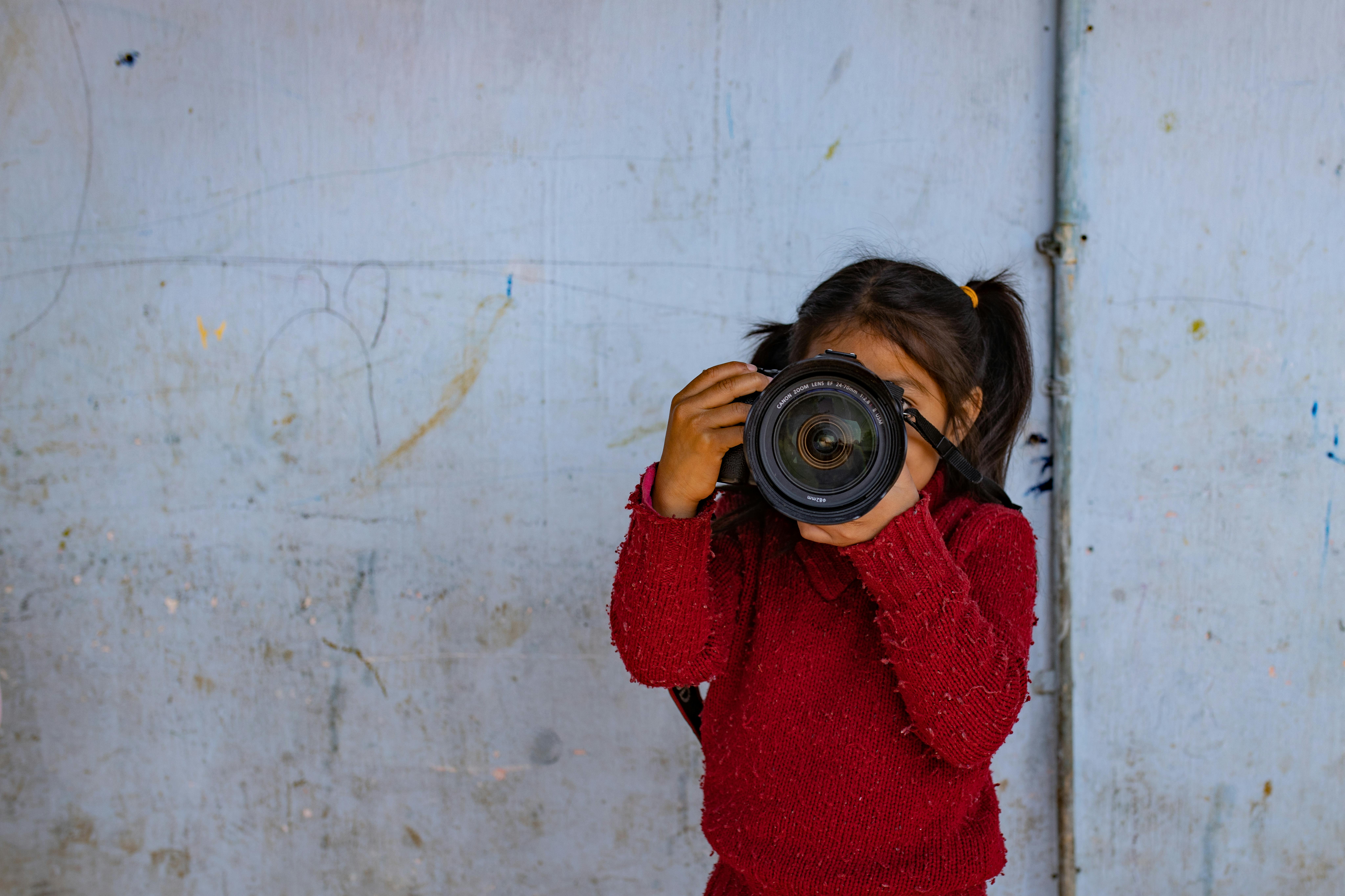 Guatemala, la piccola  Kiara Mejia prende la fotocamera di una fotografa ed inizia ad immortalare il cortile di casa sua