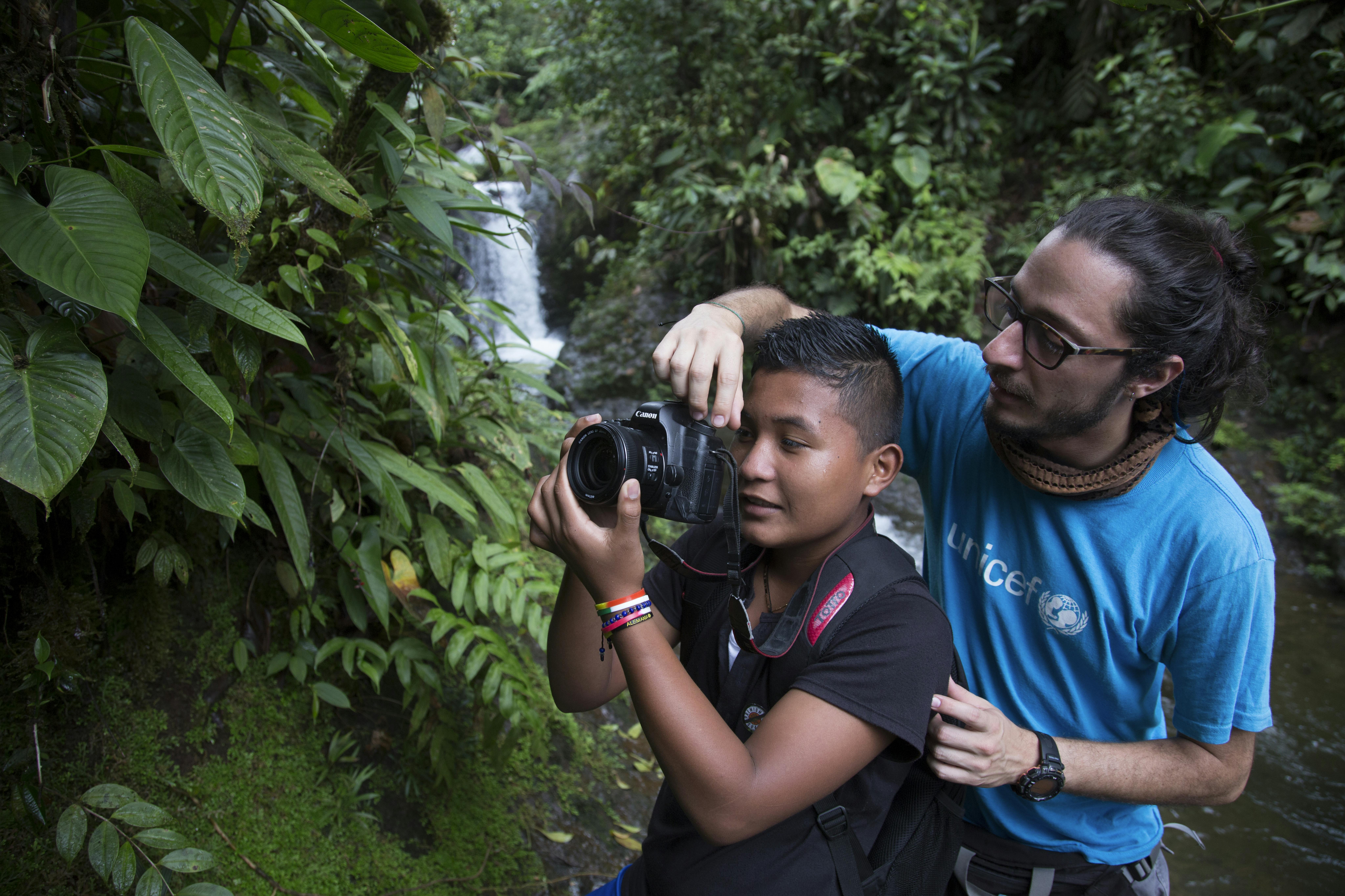 Bambino con un operatore UNICEF in un workshop di fotografia in Guatemala