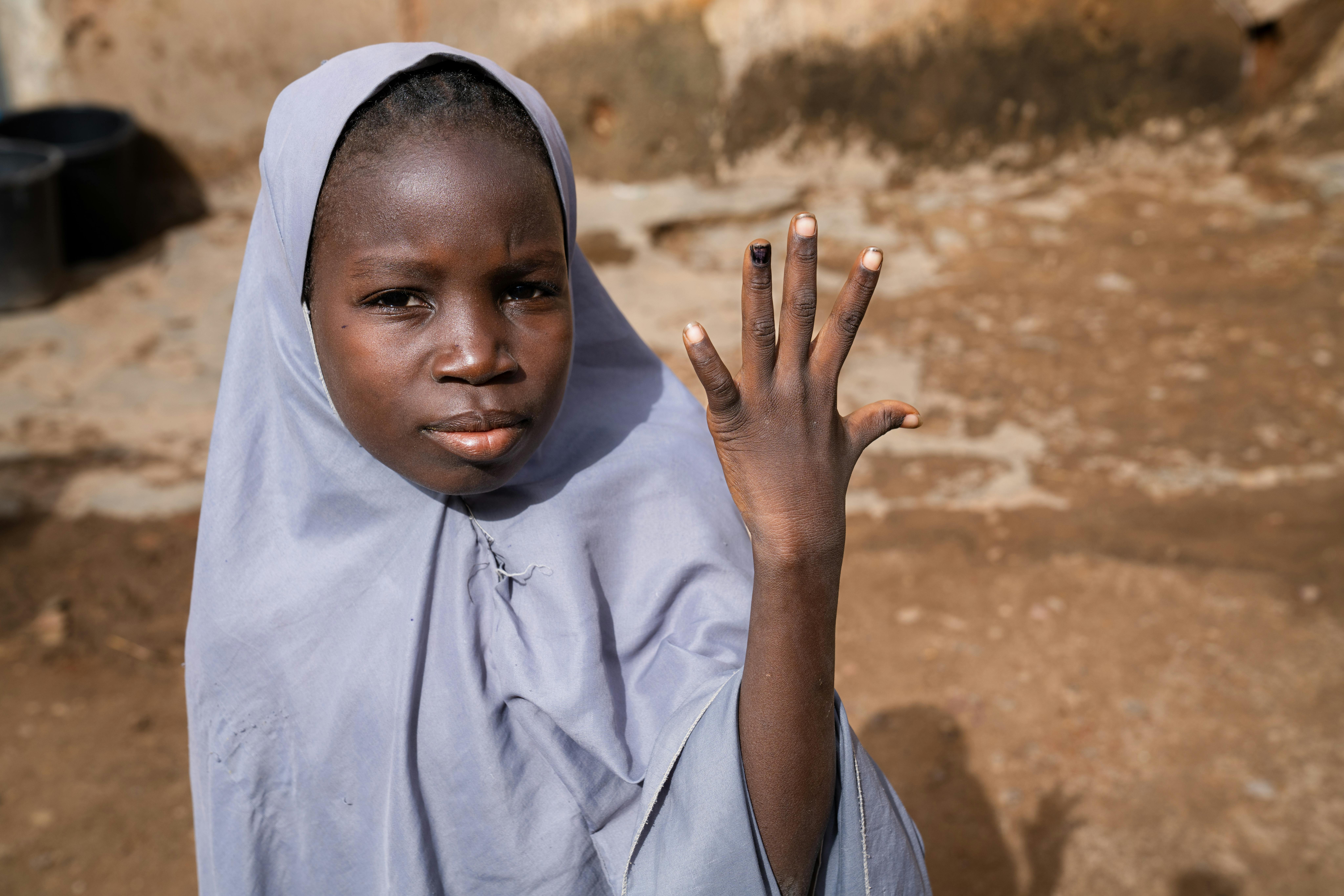 CREDIT © UNICEF/U.S.  Amanda Voisard Fatima Mansir, 12 anni, mostra l'unghia segnata con inchiostro per indicare che è stata vaccinata contro il papillomavirus umano (HPV) nella sua casa a Katsina, Nigeria, il 30 maggio 2024.