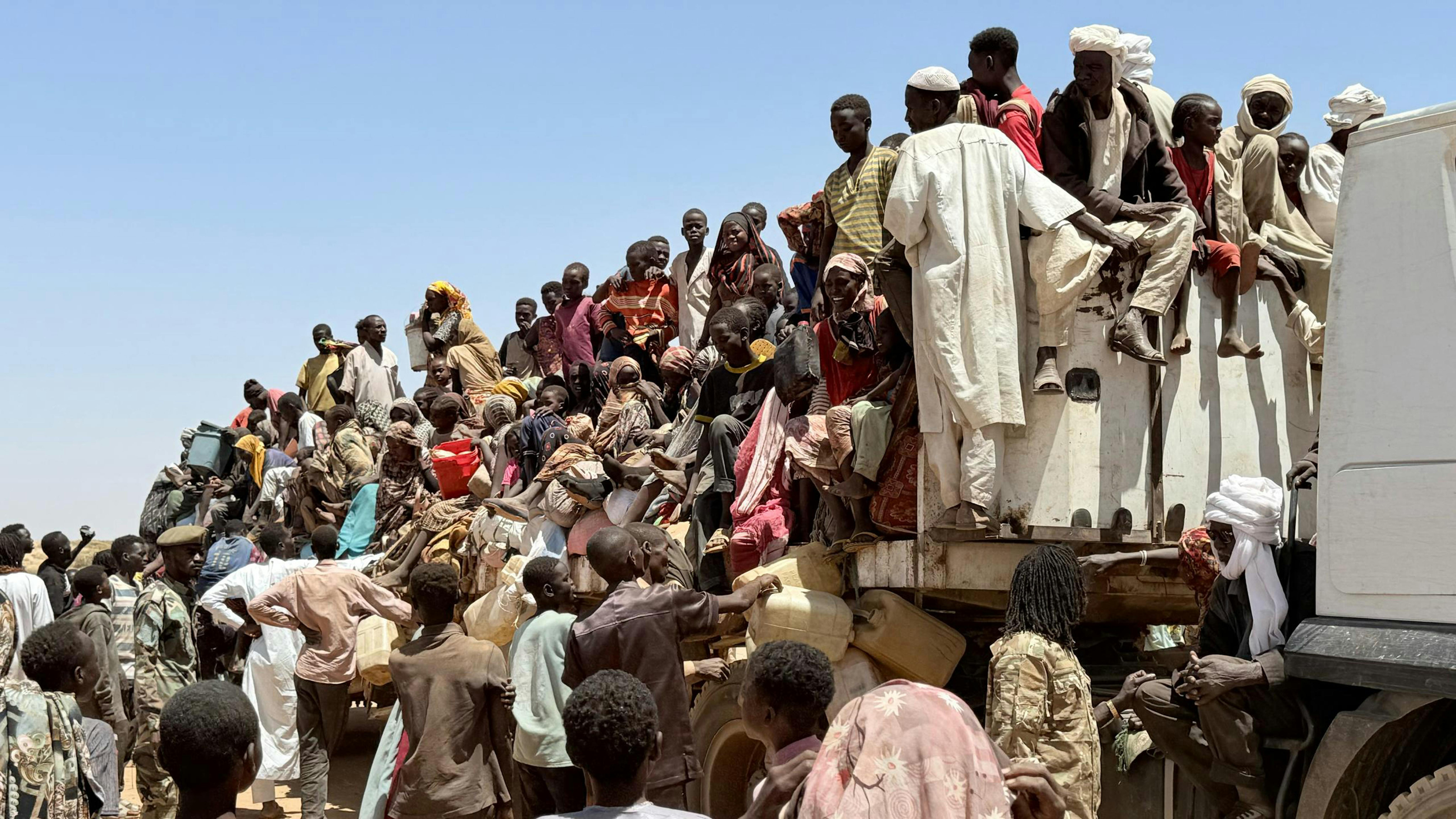 i bambini sfollati e le famiglie fuggite dai combattimenti a Zamzam e El Fasher, nel Nord Darfur, cercano rifugio a Tawila