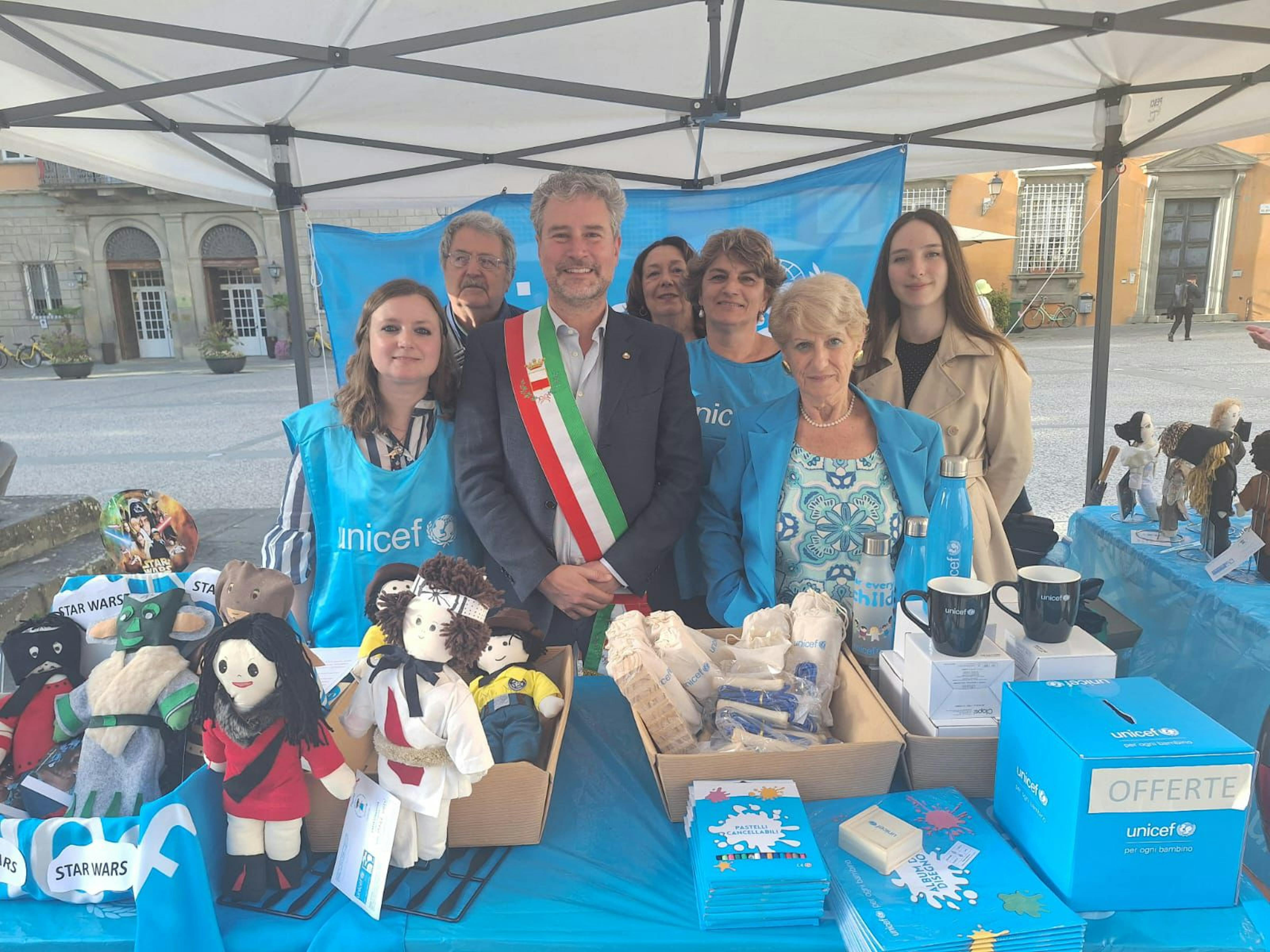 Lucca, 4 maggio 2025: il sindaco Mario Pardini al banchetto dei Volontari UNICEF