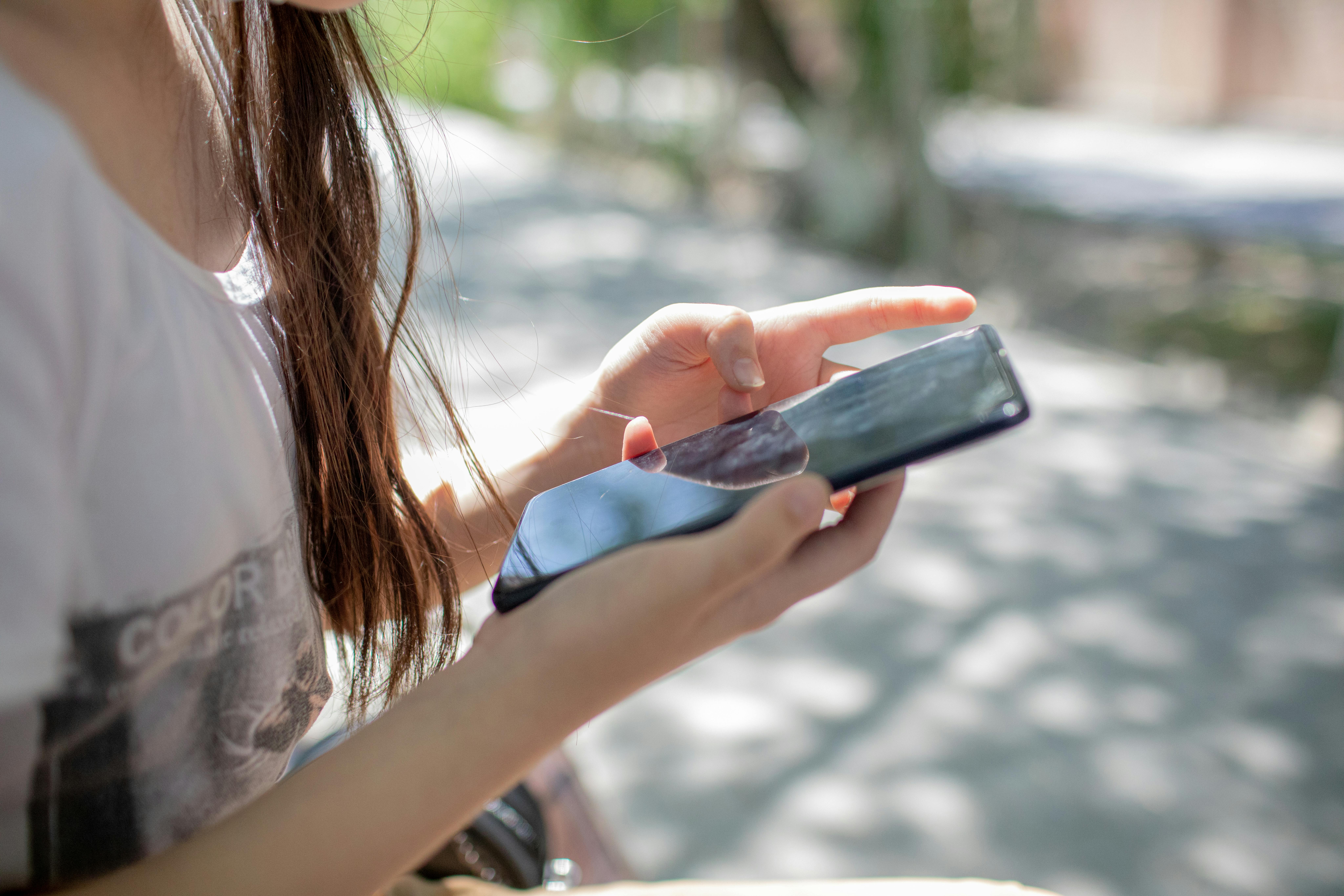 Ragazza del Kazakistan tiene in mano lo smartphone
