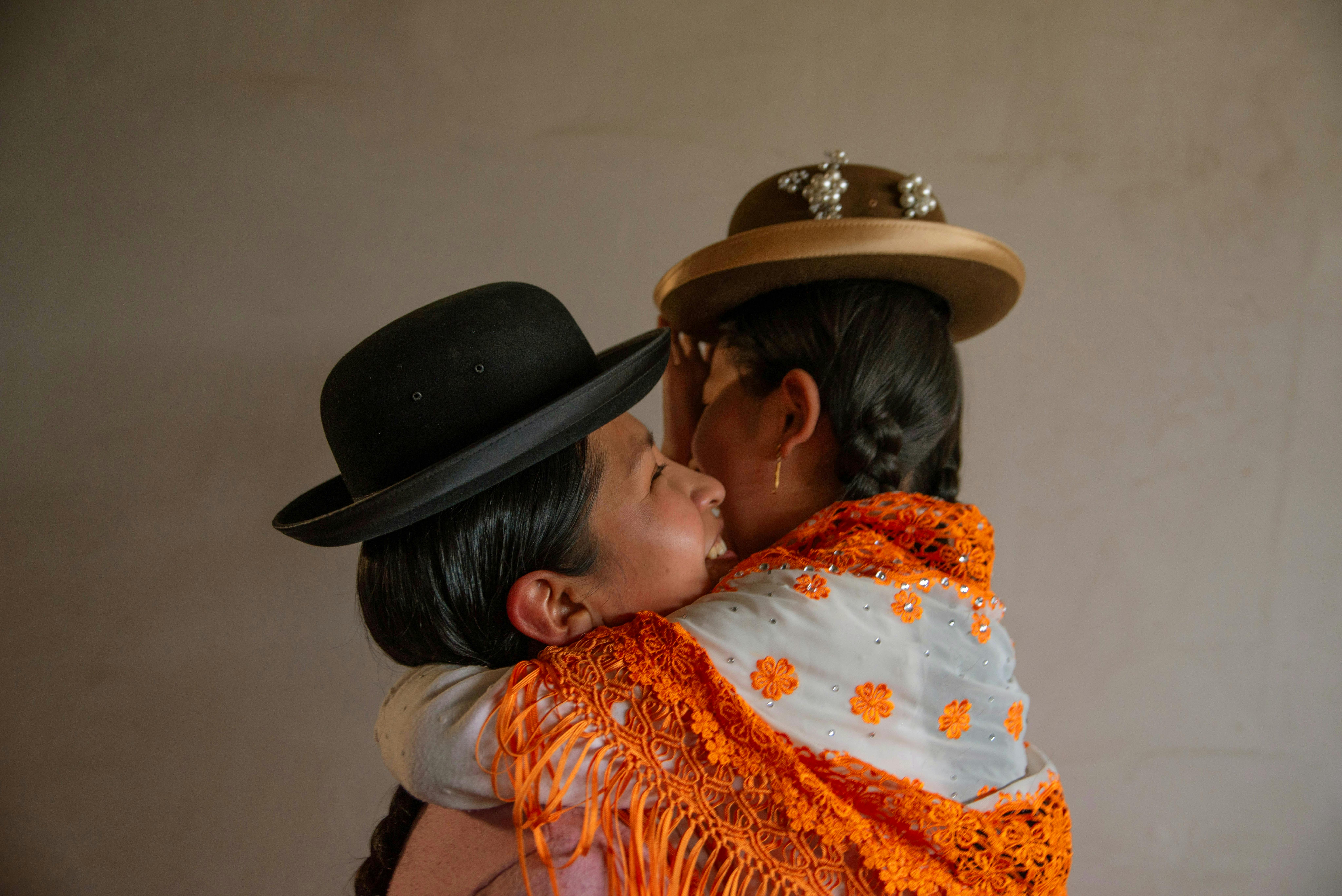 Sandra abbraccia sua figlia Nathaly. Ci troviamo al confine settentrionale di La Paz, in Bolivia