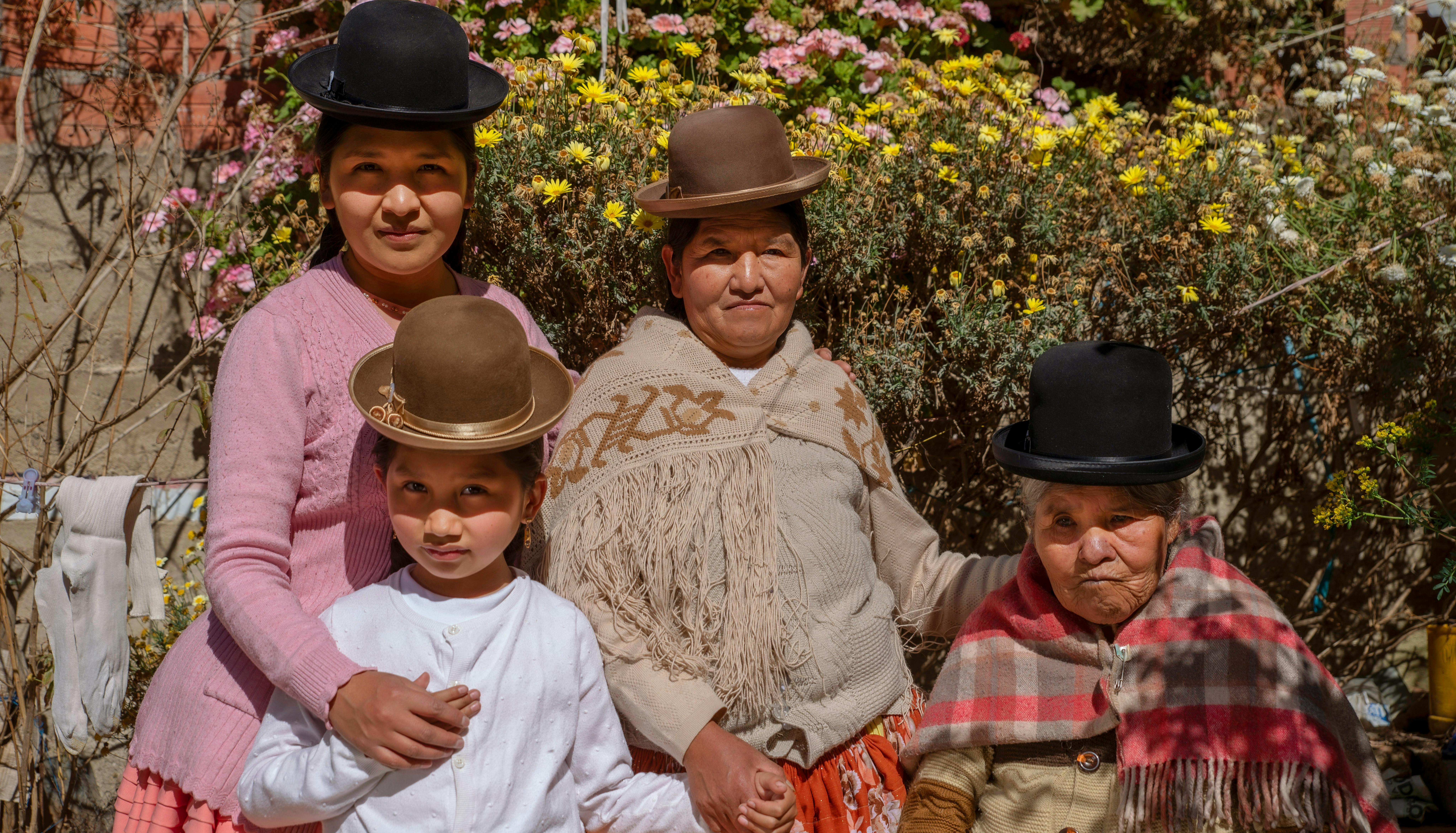 Nonna Rosa, mamma Margarita, Sandra e sua figlia Nathaly rappresentano quattro generazioni di cholitas: nome che si riferisce alle donne indigene boliviane