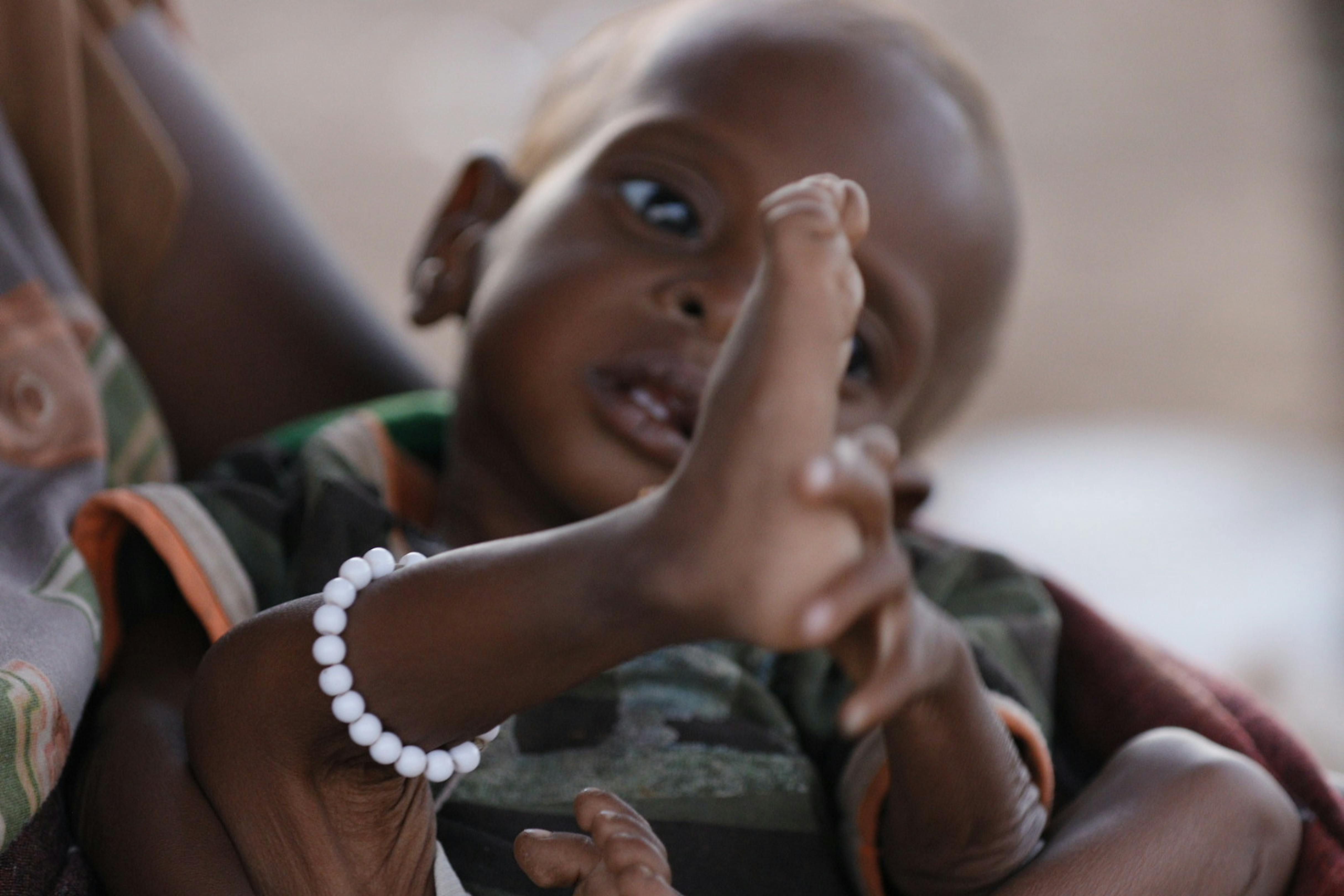 Il 15 aprile, Hawa tiene in braccio suo figlio Waleed in un campo rifugiati temporaneo a Tawila, nel Darfur settentrionale.