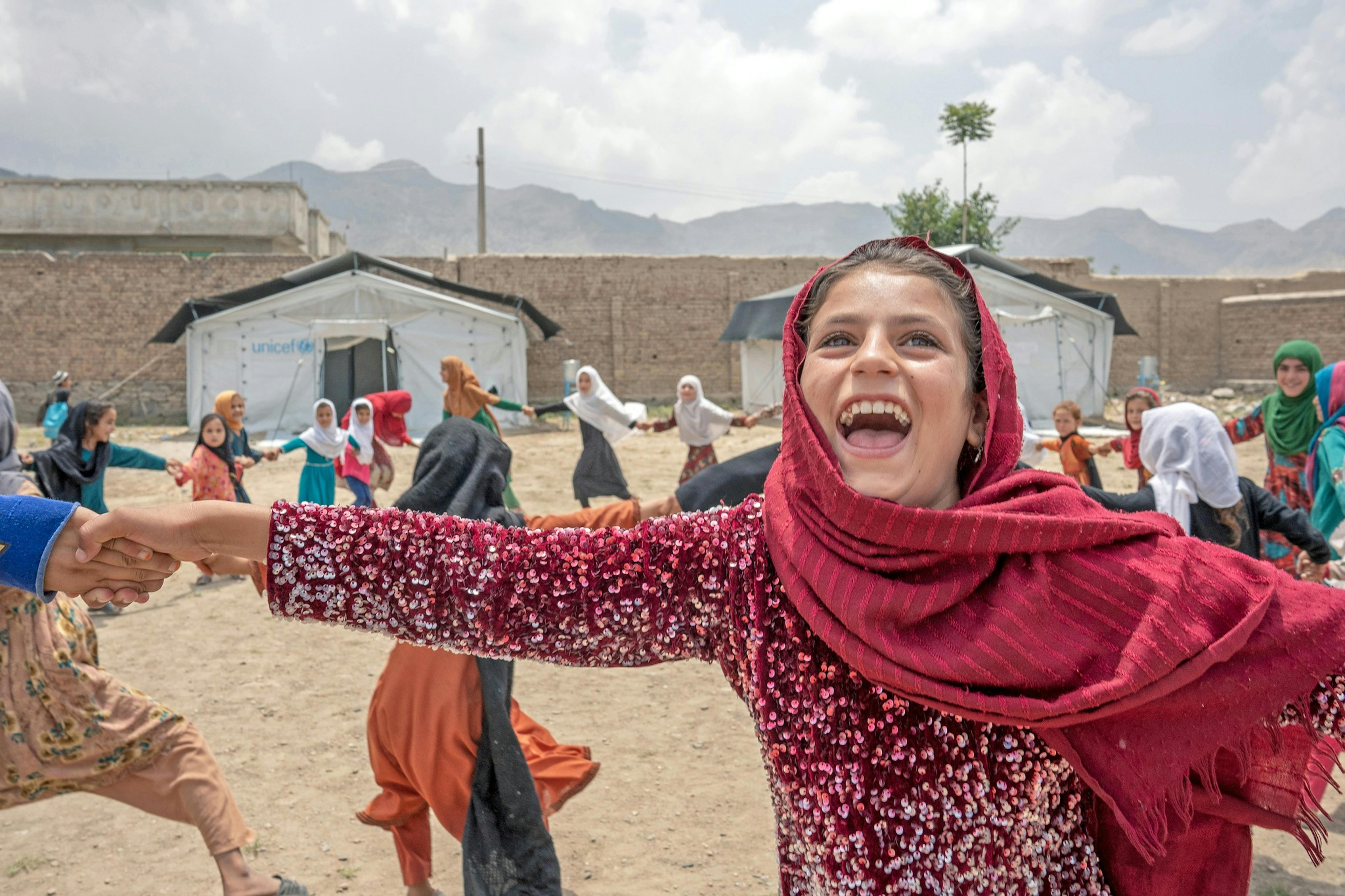 Delle bambine giocano durante l'intervallo in un centro educativo comunitario sostenuto dall'UNICEF a Hijrat Mina, nel distretto di Bagrami, provincia di Kabul, Afghanistan.