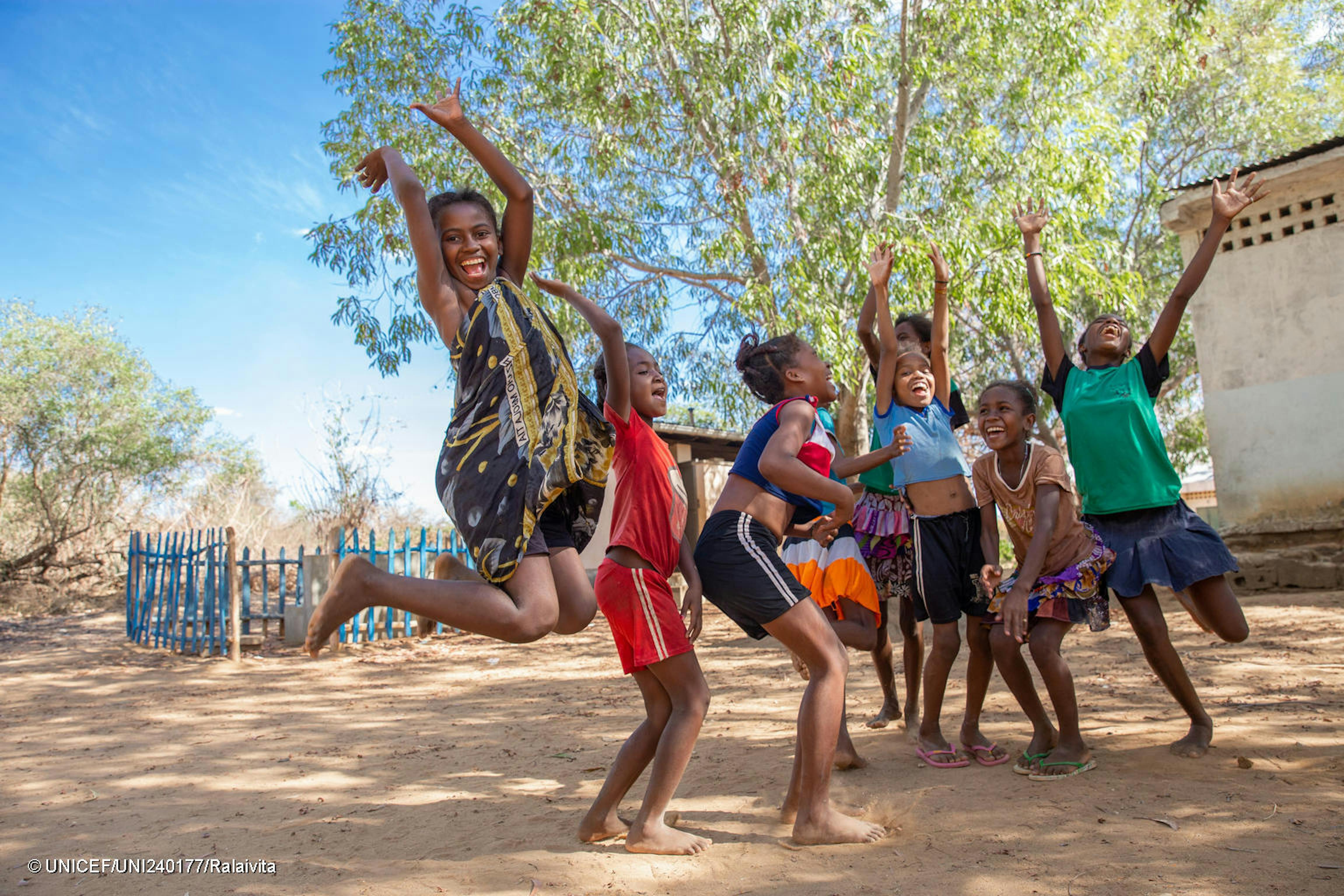 Bambini che giocano davanti alla scuola di Marovoay in Madagascar.