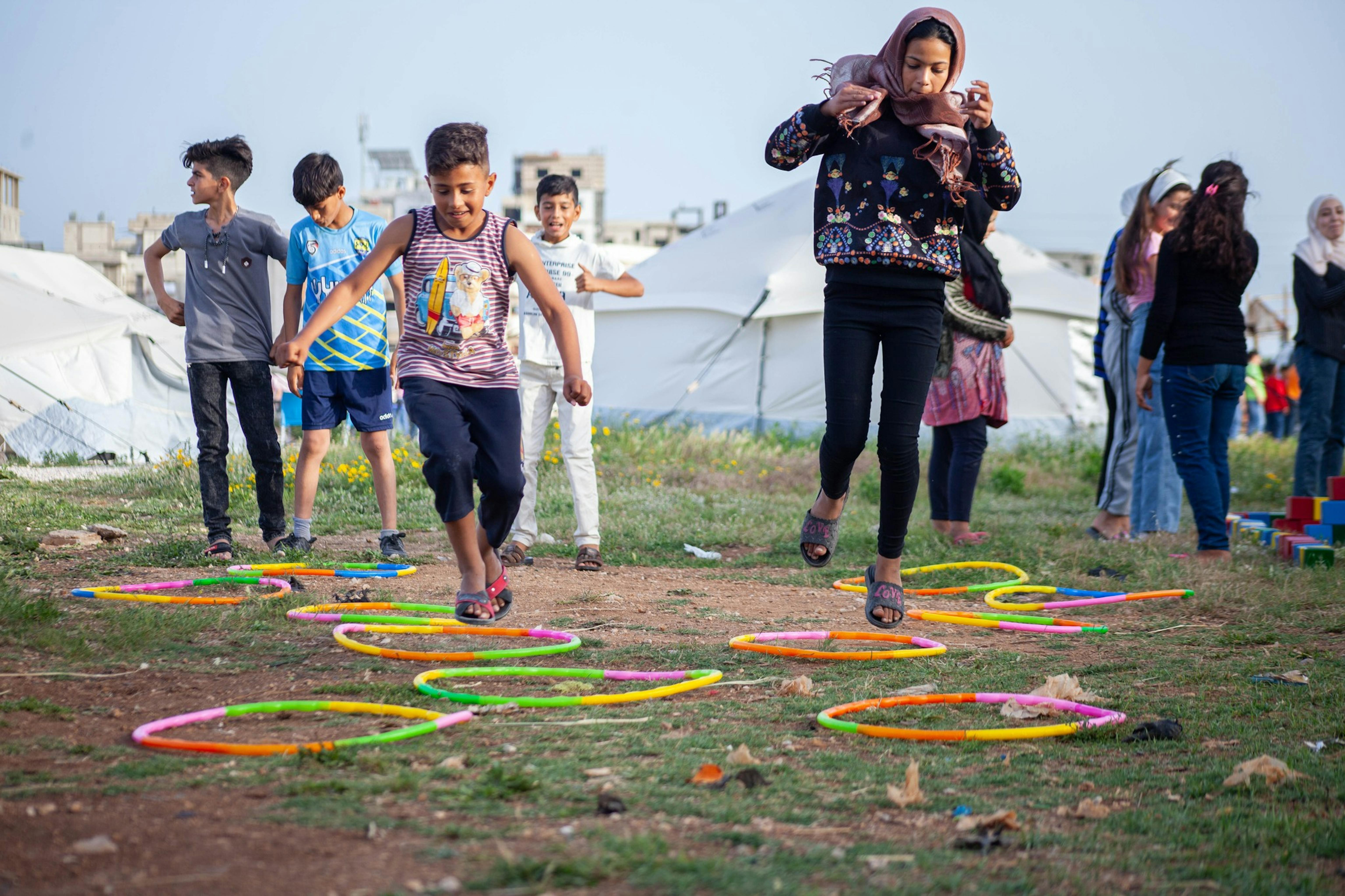 Dei bambini sfollati partecipano ad attività ricreative e  di primo soccorso psicologico fornite da volontari sostenuti dall'UNICEF, nel campo di Fares Al Shahem, città di Jableh, Siria.