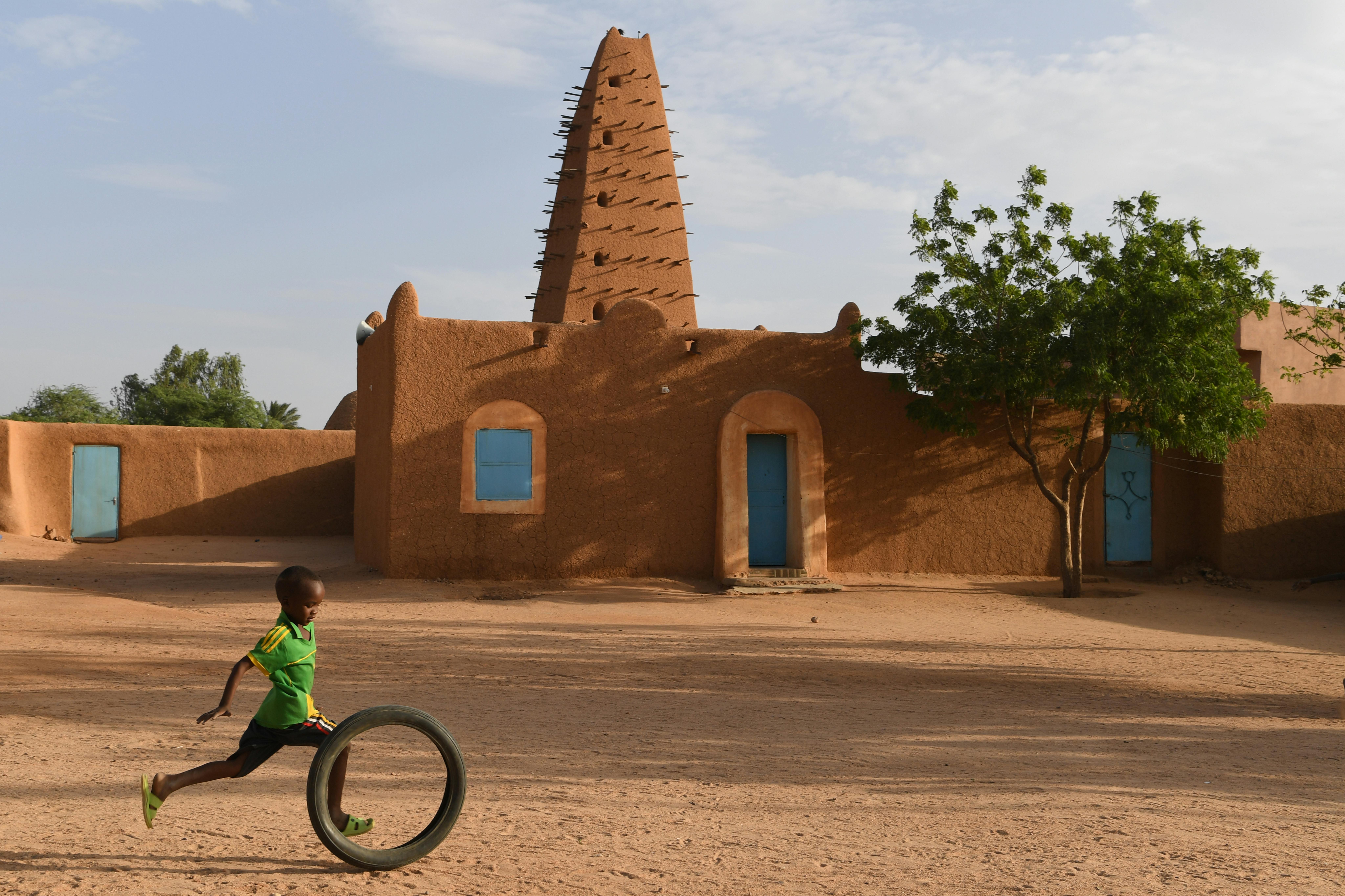 Bambino che gioca all'aperto ad Agadez, nel nord del Niger.