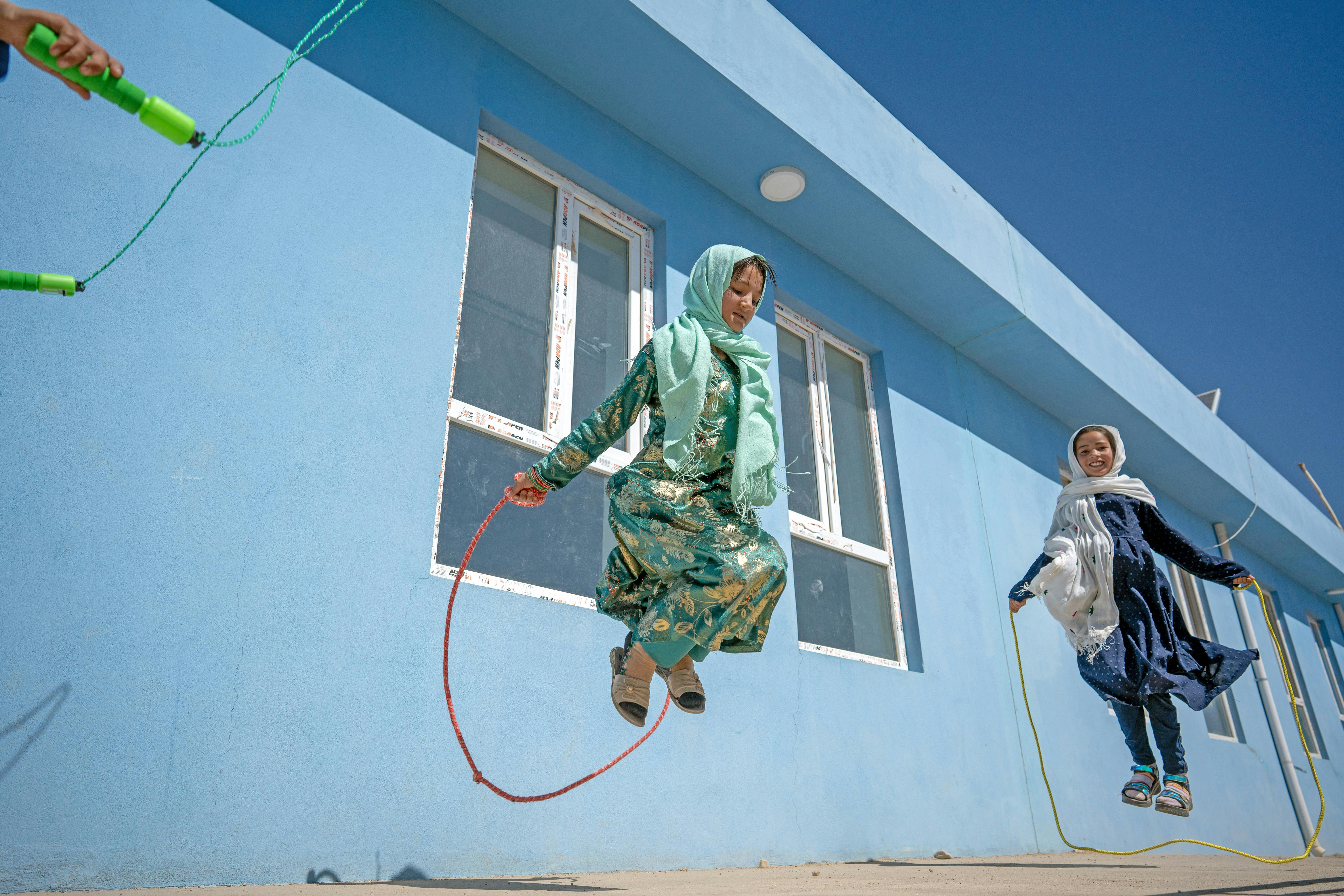Bambine che giocano nello Spazio amico dei bambini (CFS) sostenuto dall'UNICEF e finanziato dall'UE nel distretto di Nili, nella provincia di Daikundi, nell'Afghanistan centrale.