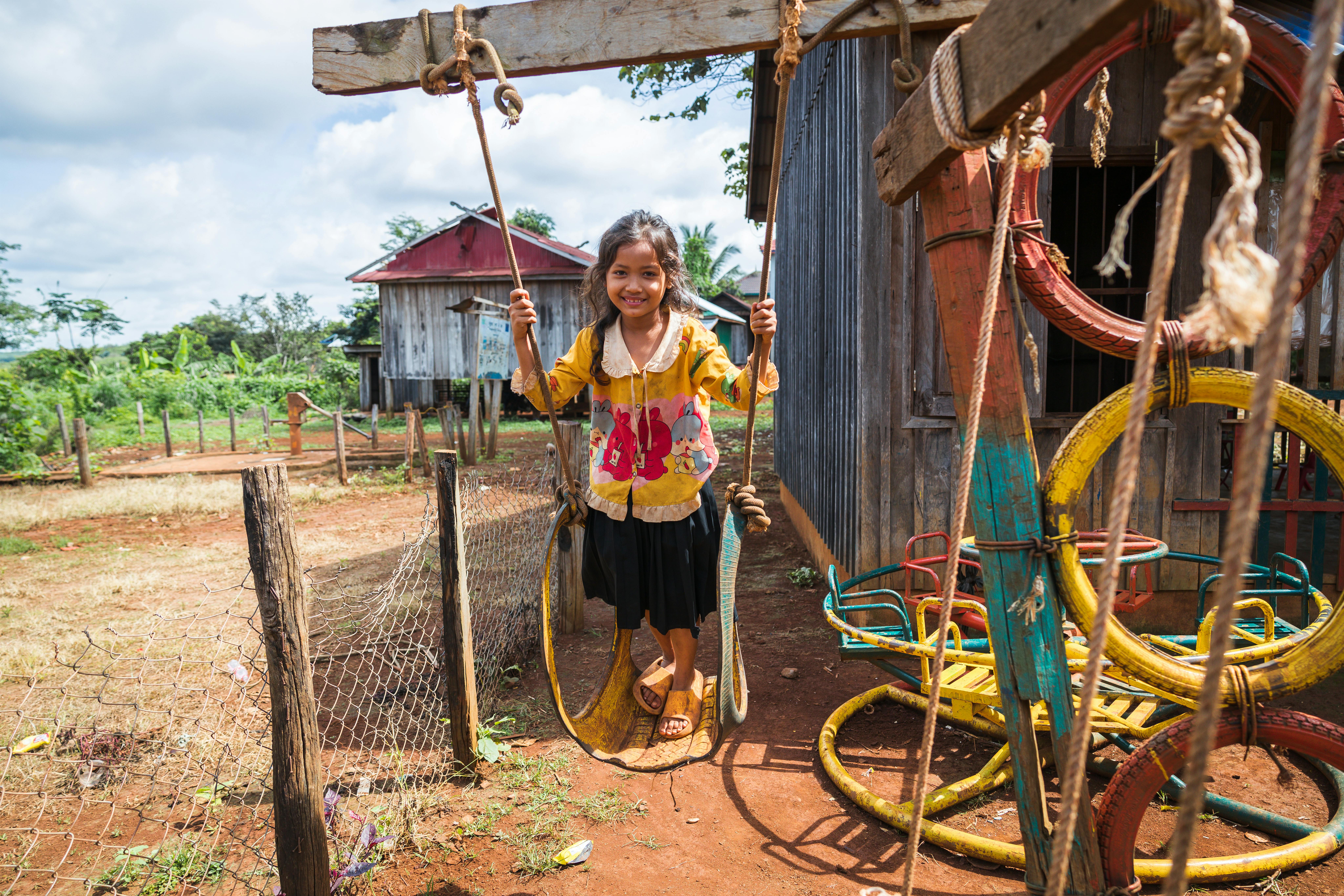 Una bambina gioca nella scuola dell'infanzia PaOr Kekchong nel distretto di Borkeo, provincia di Rattanakiri, nella parte nord-orientale della Cambogia.