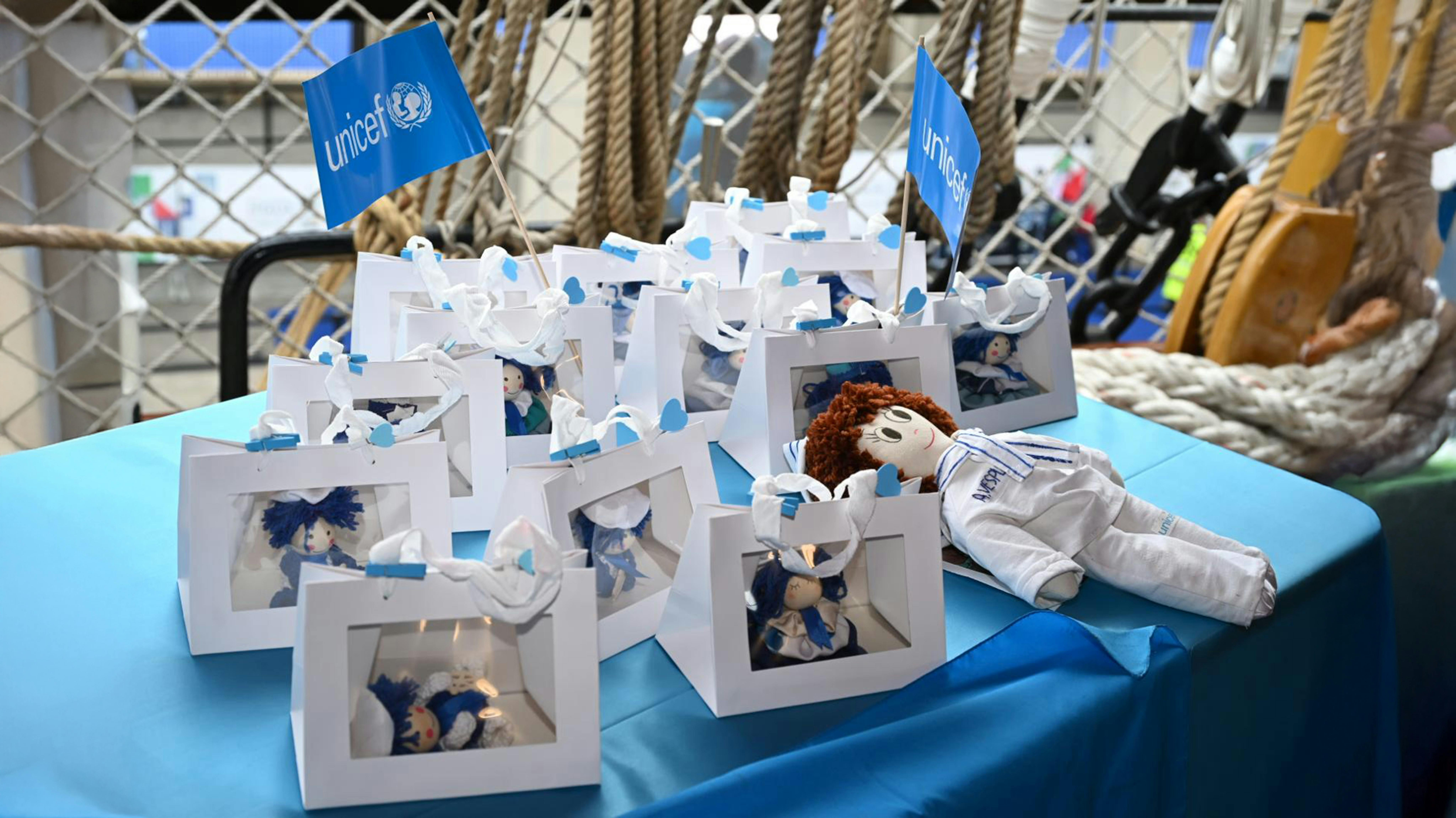 Le Pigotte dell'UNICEF presenti alla giornata dei diritti con l'Amerigo Vespucci