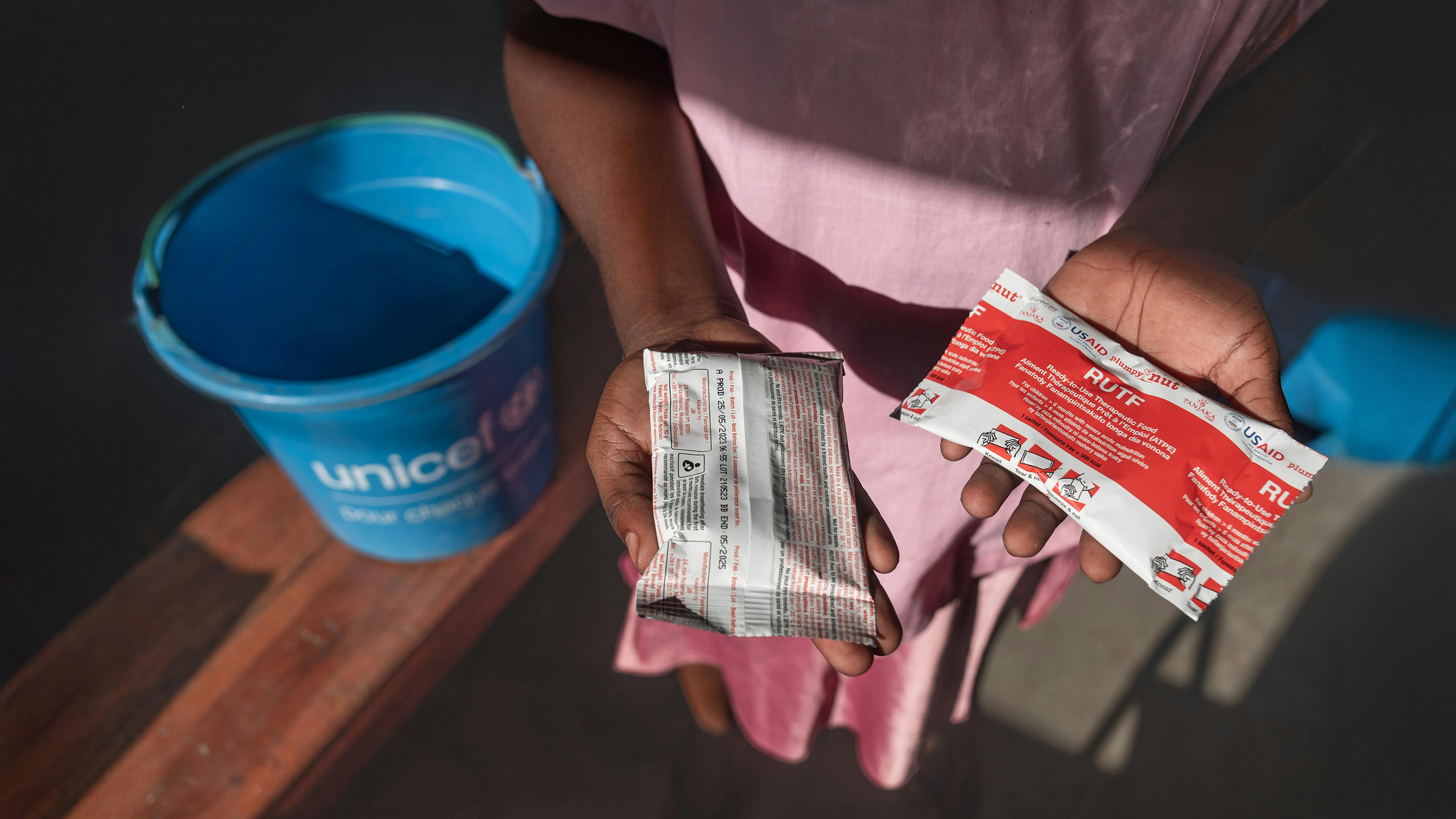 Madagascar - presso il CRENI di Ambovombe nel comune di Ambovombe, regione di Androy, Madagascar, l'immagine mostra gli ultimi lotti di Plumpy Nut forniti dai finanziamenti USAID, che ora sono cessati.
