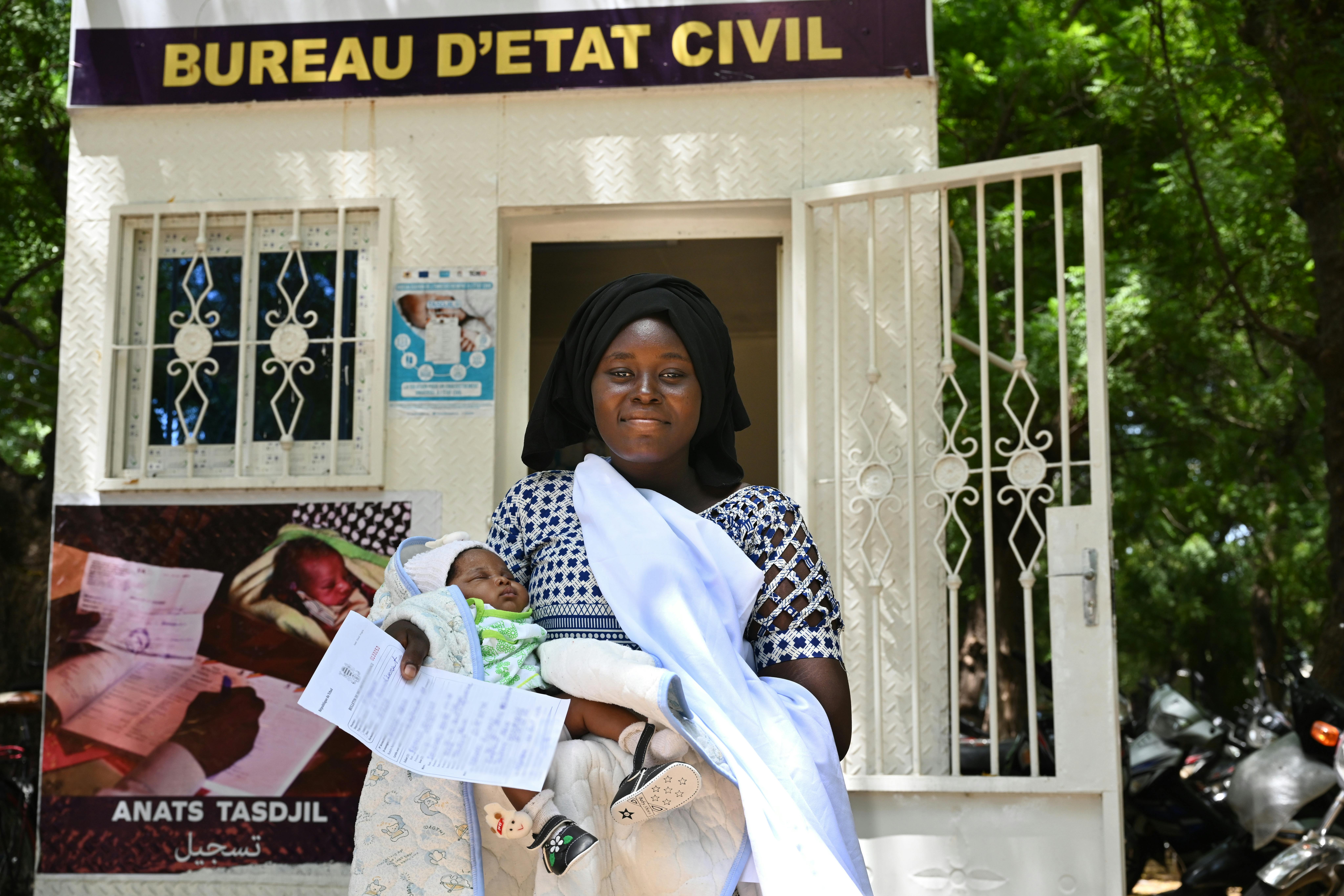 Solange Denemadji, una mamma di 21 anni, ha appena registrato la sua bambina di un mese, Merkel, dopo essere stata vaccinata, presso il centro sanitario "Apostes" di N'Djamena, capitale del Ciad.