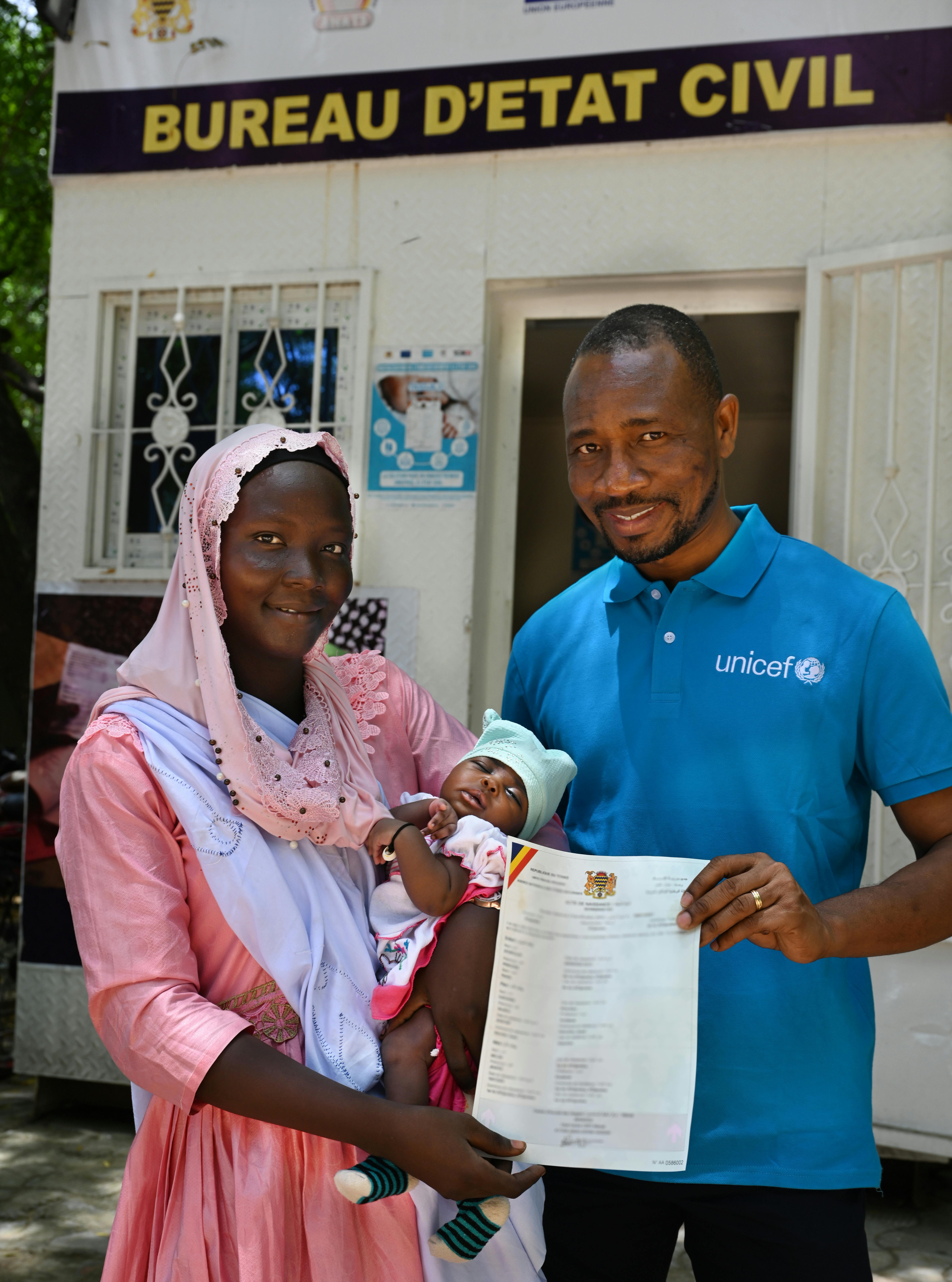 Fatima Mahamat, una mamma di 20 anni, ha appena registrato la sua bambina di 23 giorni, Amina, dopo essere stata vaccinata, presso il centro sanitario "Apostes" di N'Djamena, capitale del Ciad.