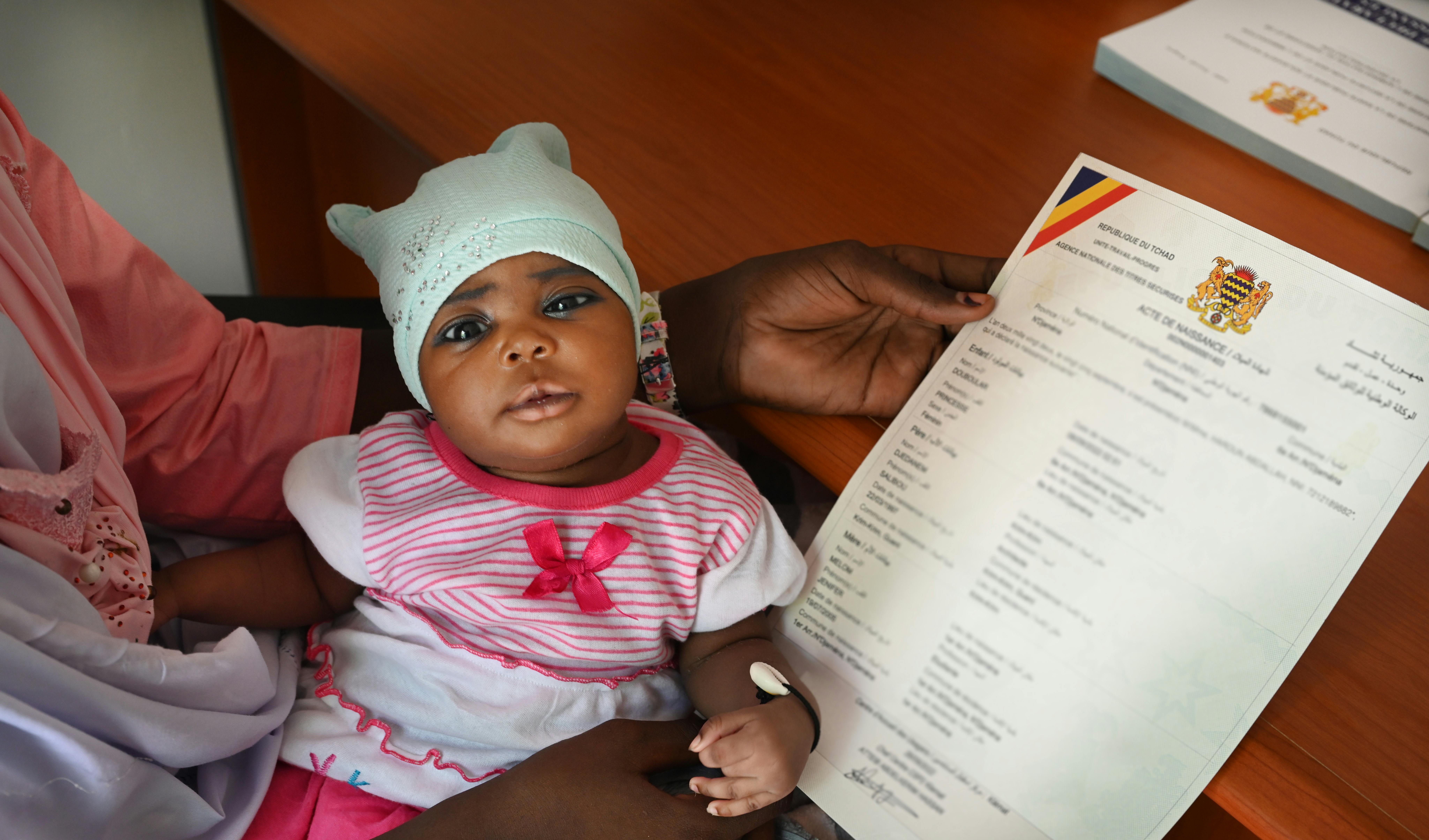 Fatima Mahamat ha appena registrato la sua bambina di 23 giorni, Amina, dopo essere stata vaccinata