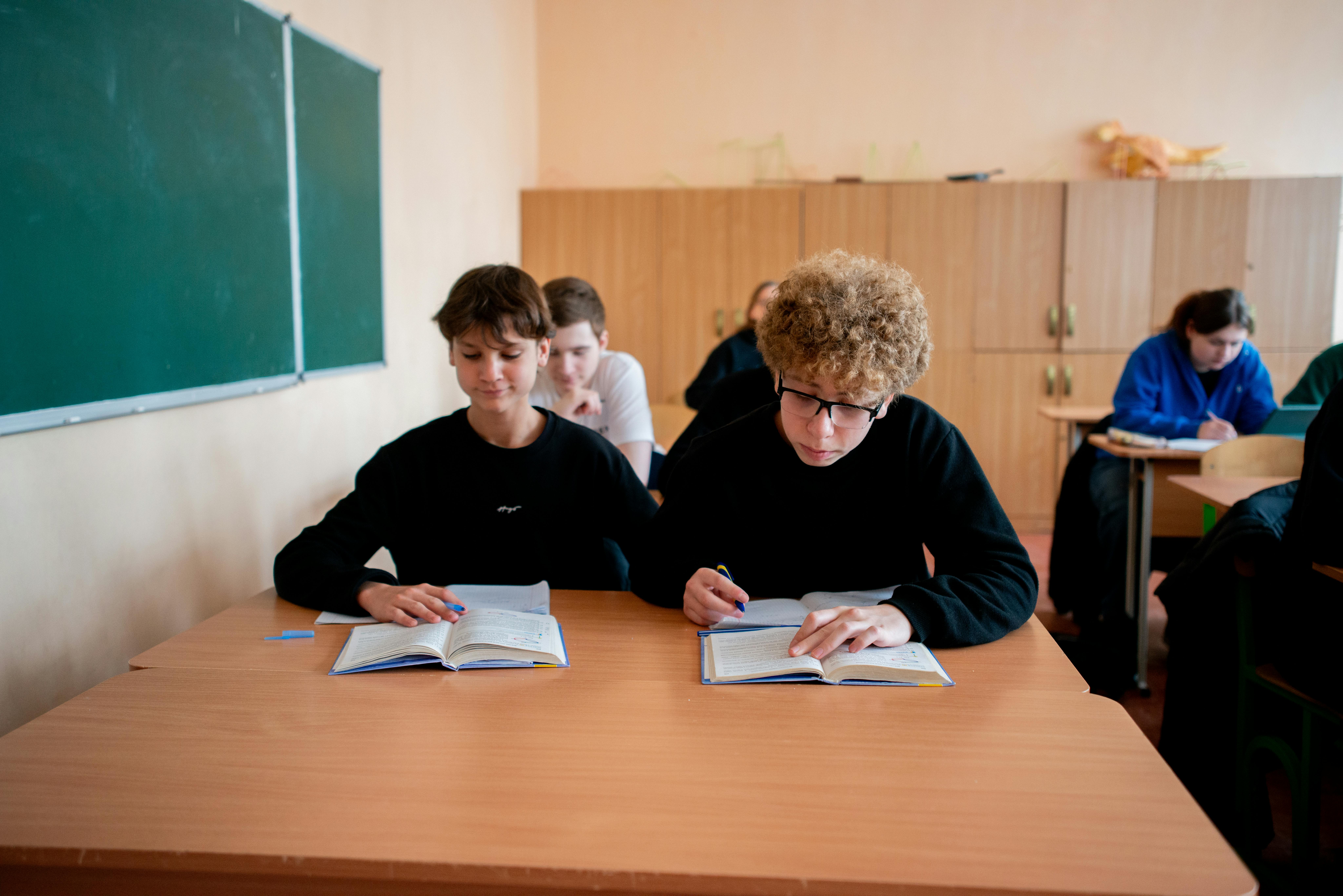 Gli alunni di un liceo di Odessa si concentrano sulla lezione di algebra. Nonostante la guerra e i frequenti allarmi antiaerei, la scuola offre ancora la possibilità di studiare con continuità, grazie ai rifugi antiaereo allestiti insieme all'UNICEF