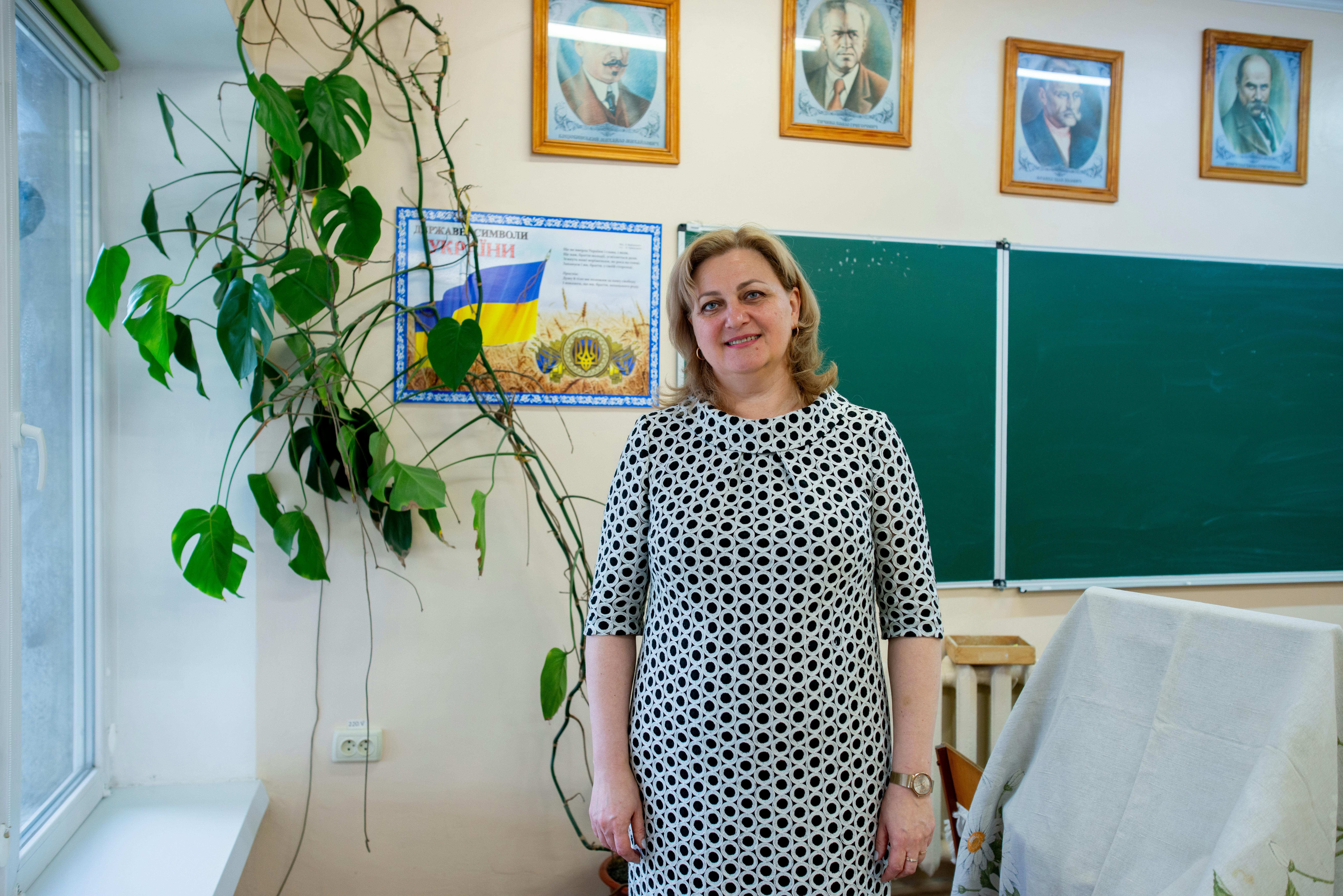 Ucraina: Nataliia Kostiukova, la preside di un liceo di Odessa, si trova in una delle aule della sua scuola, che ospita più di 1.000 alunni