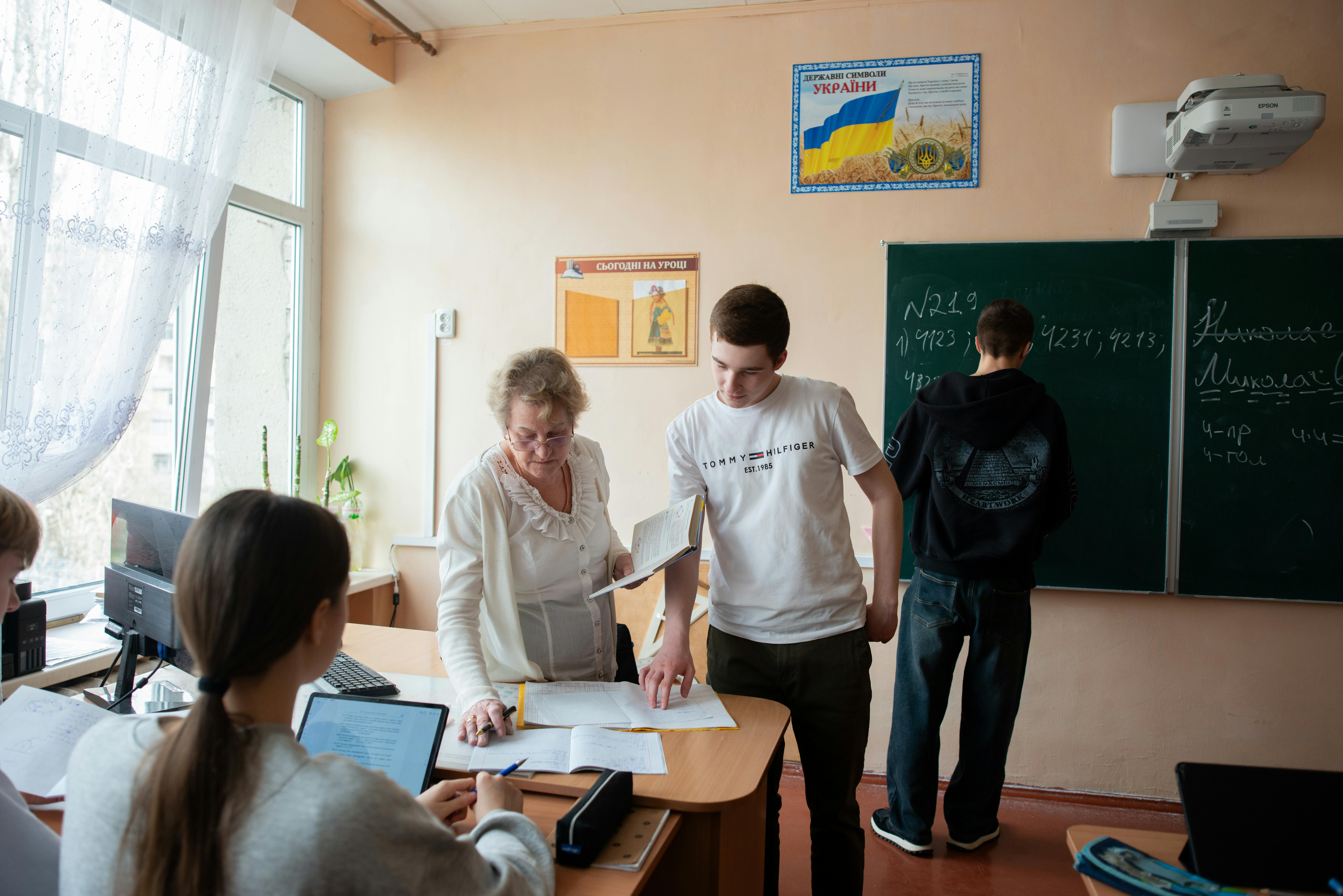 In questo liceo di Odessa i ragazzi possono di nuovo frequentare le lezioni, grazie alla messa in sicurezza della scuola. Siamo nel pieno della guerra in Ucraina