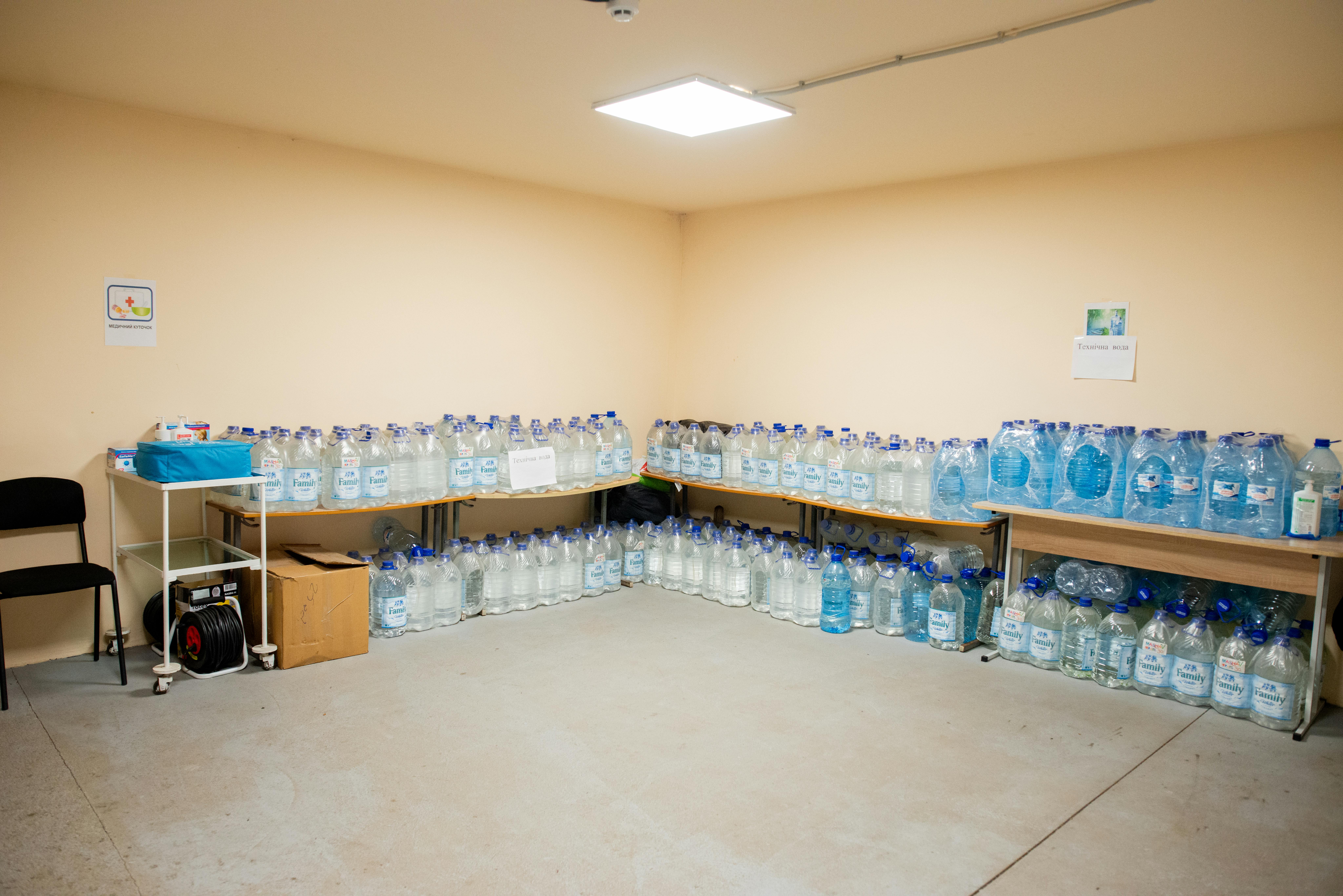 Una parte del kit per rifugio, consegnato dall'UNICEF alle scuole ucraine: acqua potabile, prolunghe per la corrente, kit primo soccorso e generatori di energia consentono agli studenti di continuare a studiare anche nei rifugi
