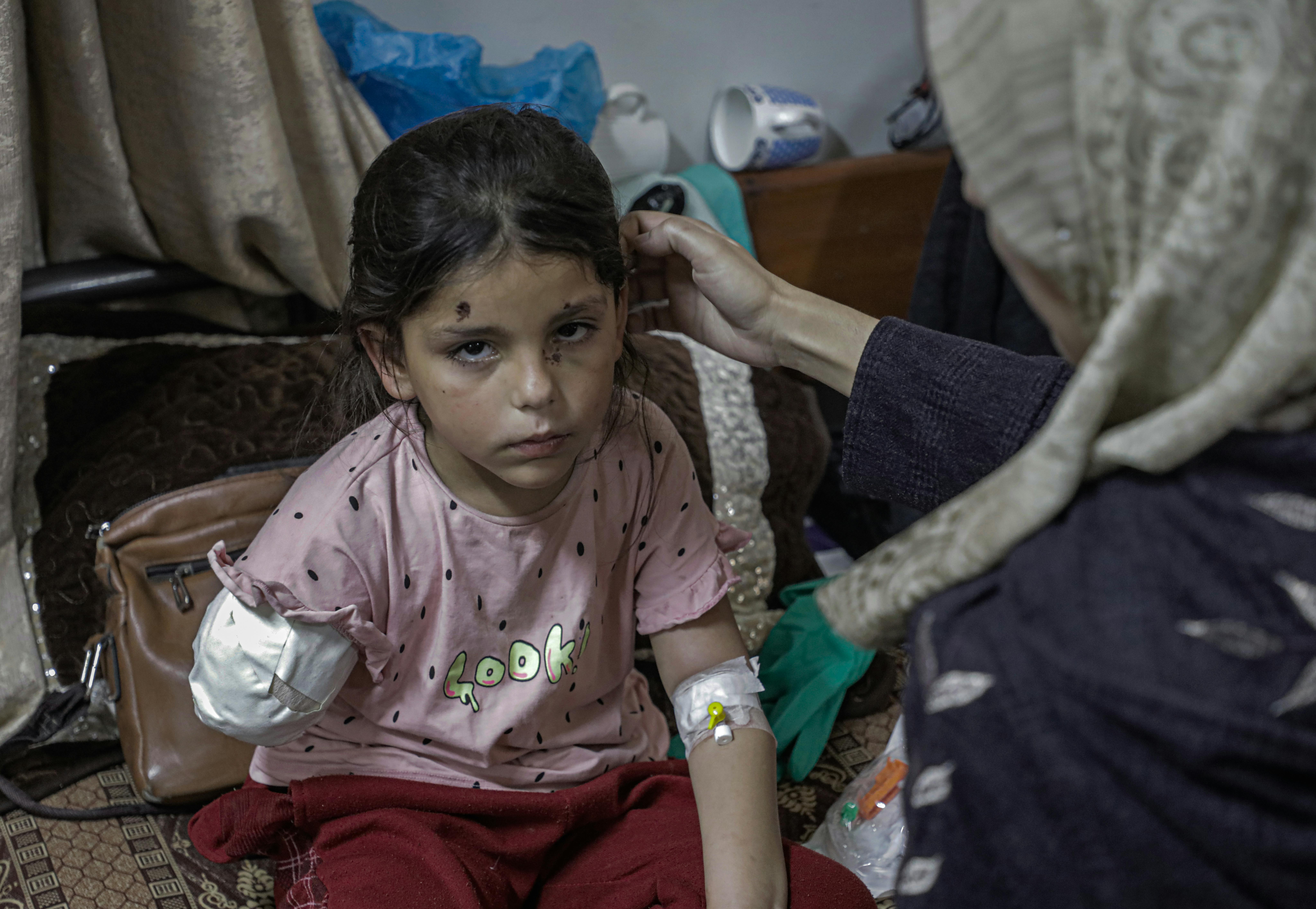 Ghada Dabbabesh, 8 anni, è rimasta ferita e le è stata amputata una mano.