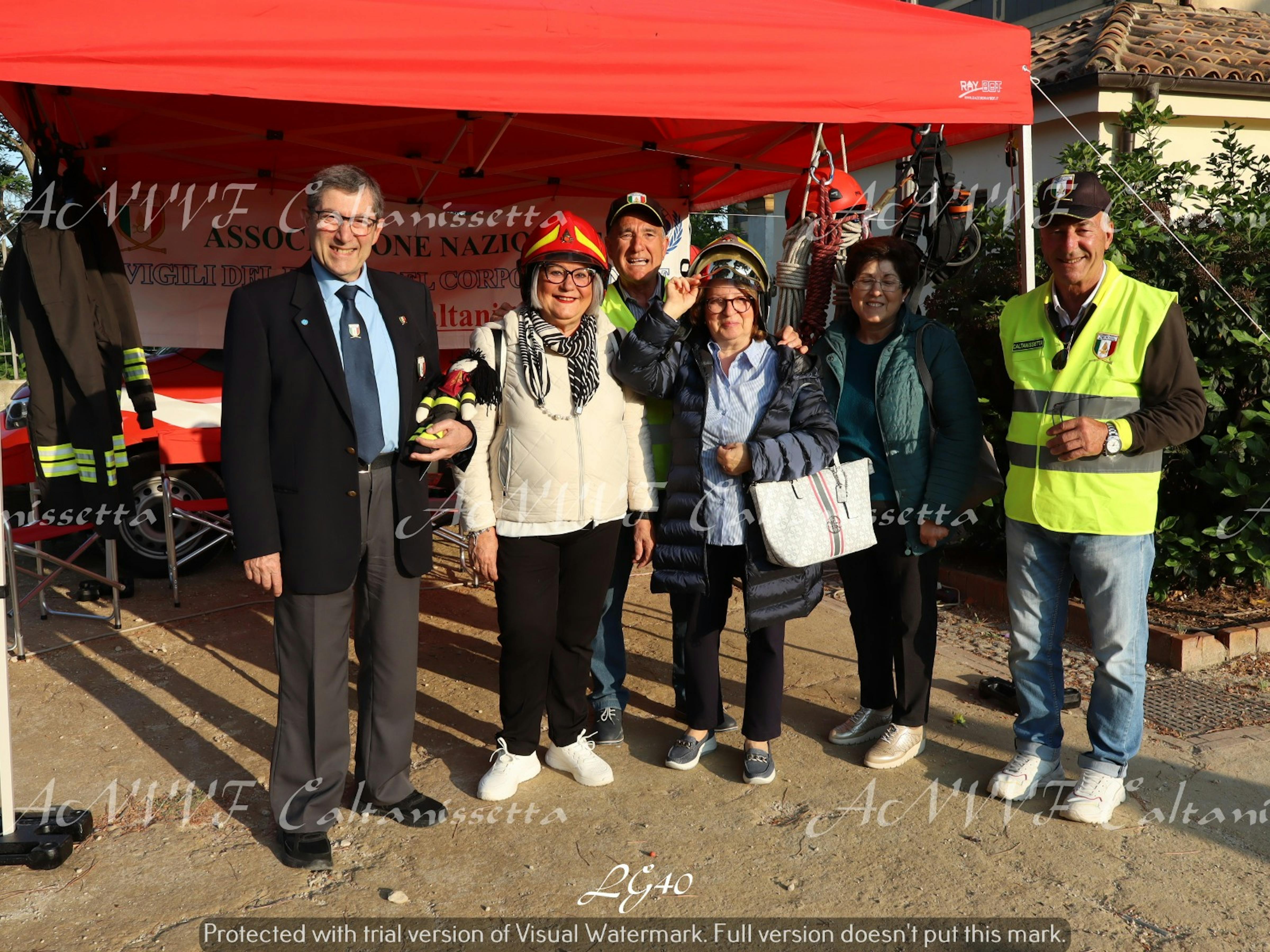 Gazebo con  Presidente e soci Ass. VVF