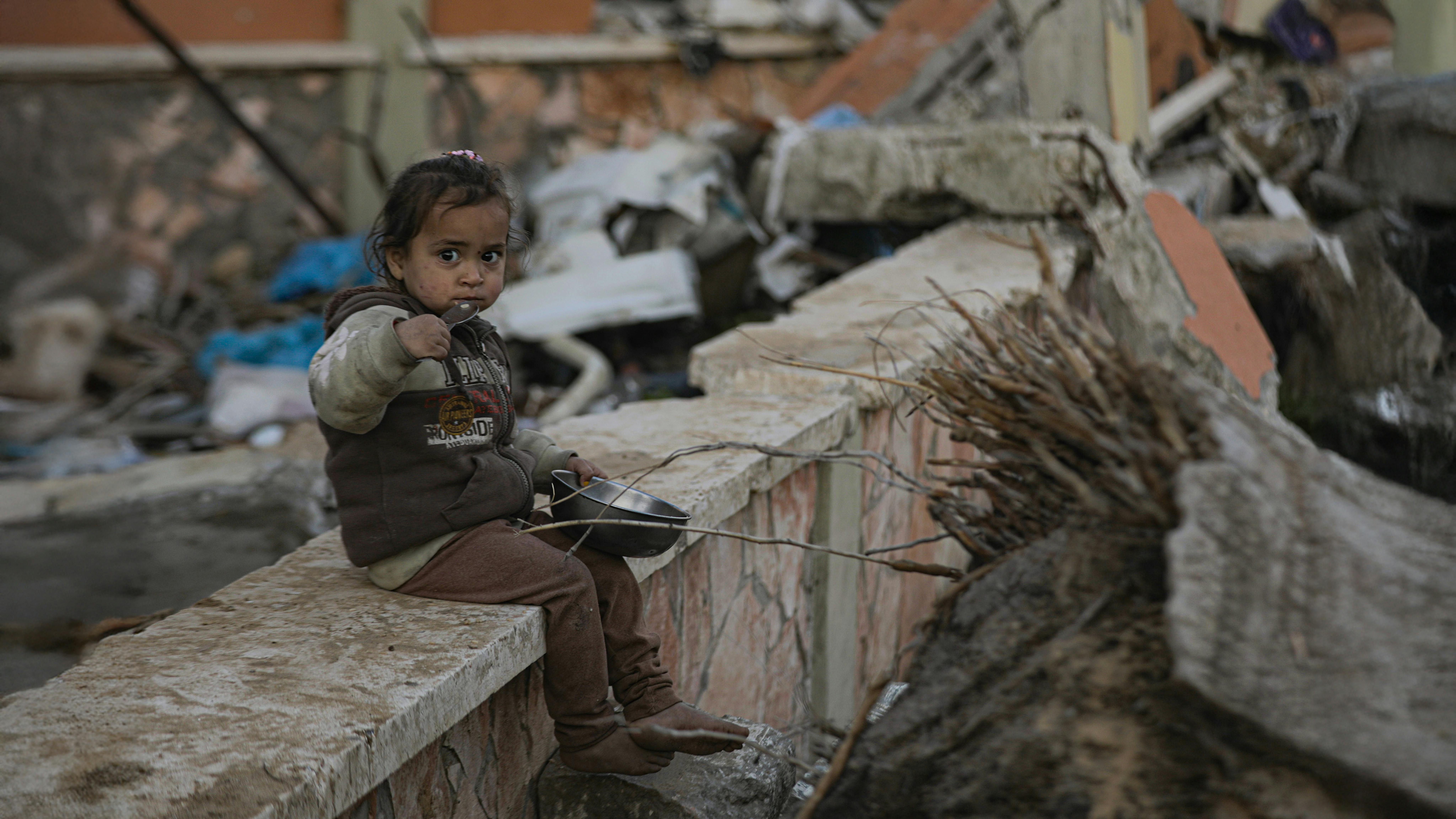 Gaza - Alma 2 anni mangia il suo pasto