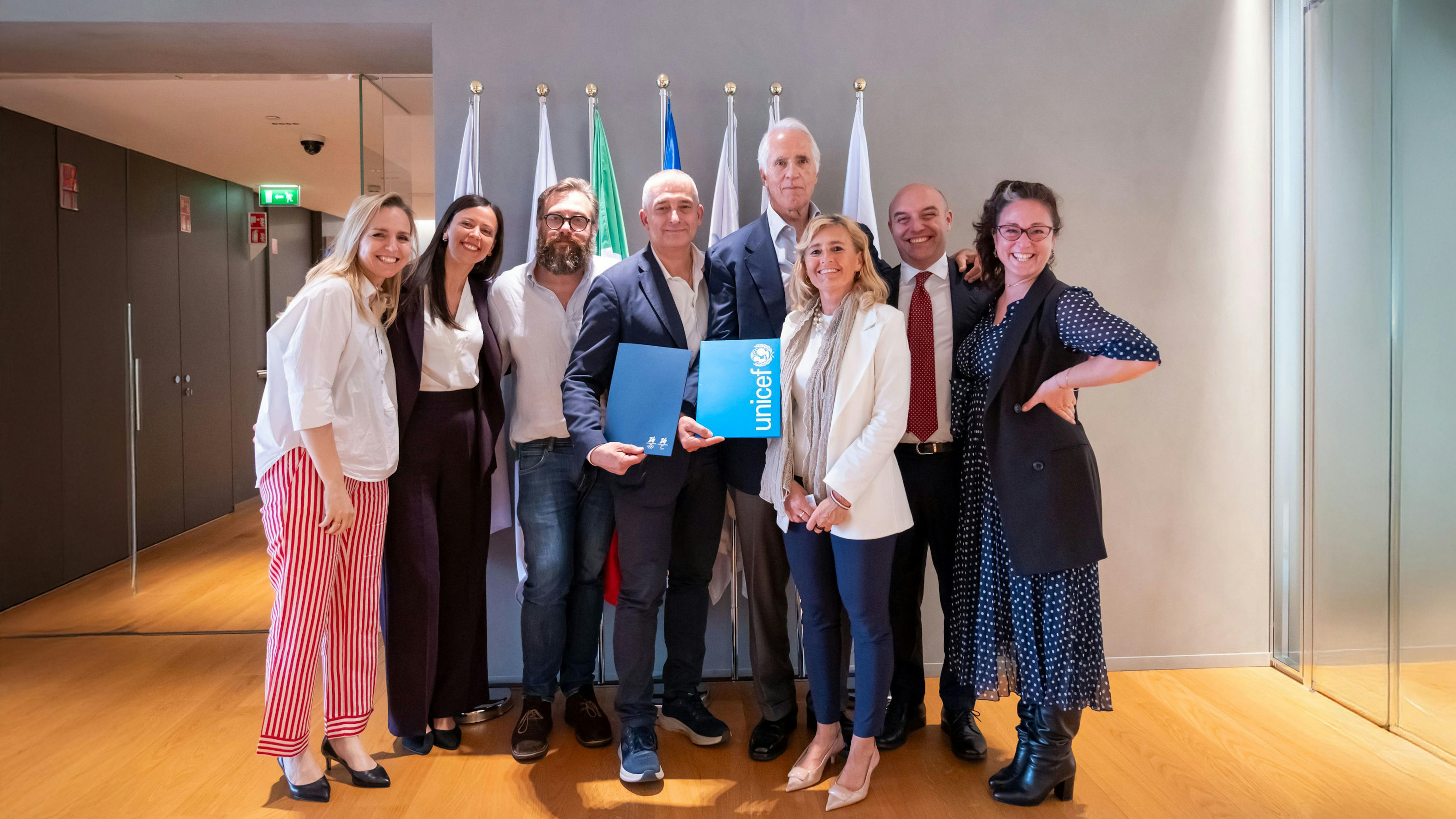 Da sinistra Giorgia Celada, Corporate Partnerships UNICEF Italia, Elisa Grifantini, Responsabile Advocacy UNICEF Italia,  Nicola Brotto, Corporate Partnerships UNICEF Italia, Paolo Rozera, Direttore Generale UNICEF Italia, Giovanni Malagò, Presidente di Fondazione Milano Cortina 2026, Diana Bianchedi, Chief Strategy Planning Legacy Officer di Fondazione Milano Cortina 2026, Domenico De Maio, Education & Culture Director di Milano Cortina 26, Arianna Pucci, Education Operations Manager.