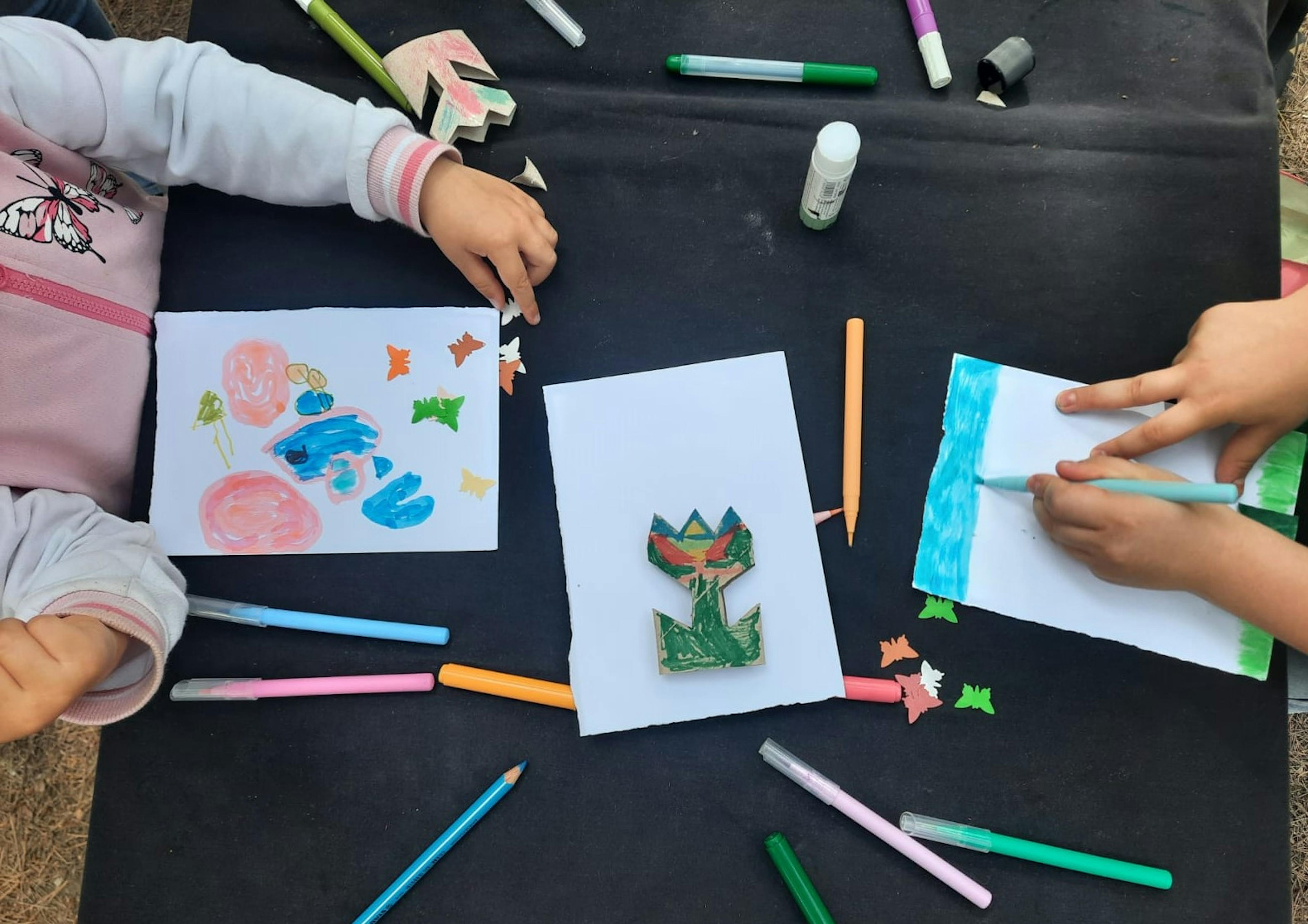 I bambini si divertono a disegnare
