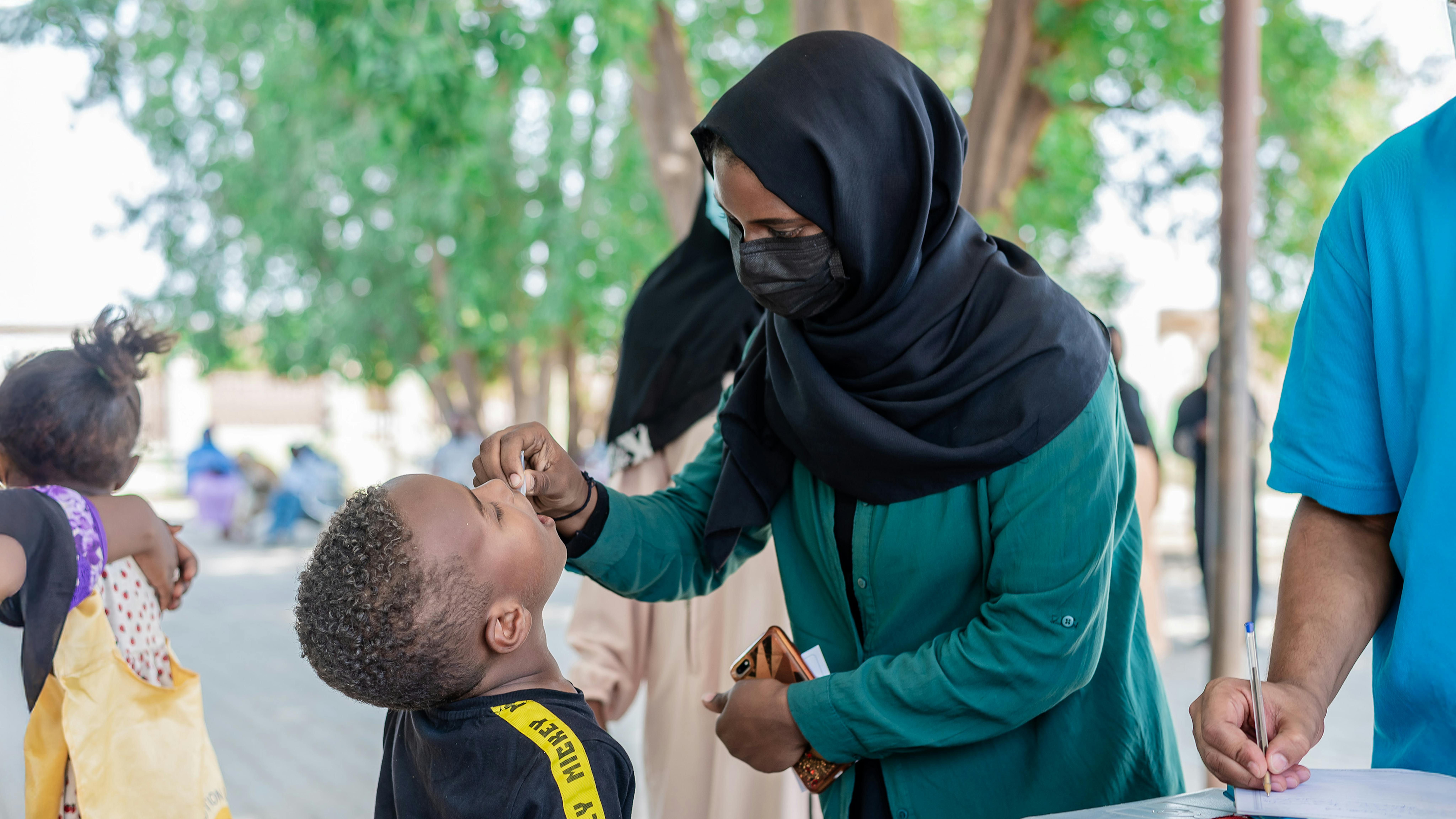 bambini e famiglie partecipano alla campagna di vaccinazione contro il colera della durata di sei giorni lanciata dal Ministero della Salute sudanese, dall'Organizzazione Mondiale della Sanità (OMS) e dall'UNICEF nelle località di Kosti e Rabak, nel Nilo Bianco.