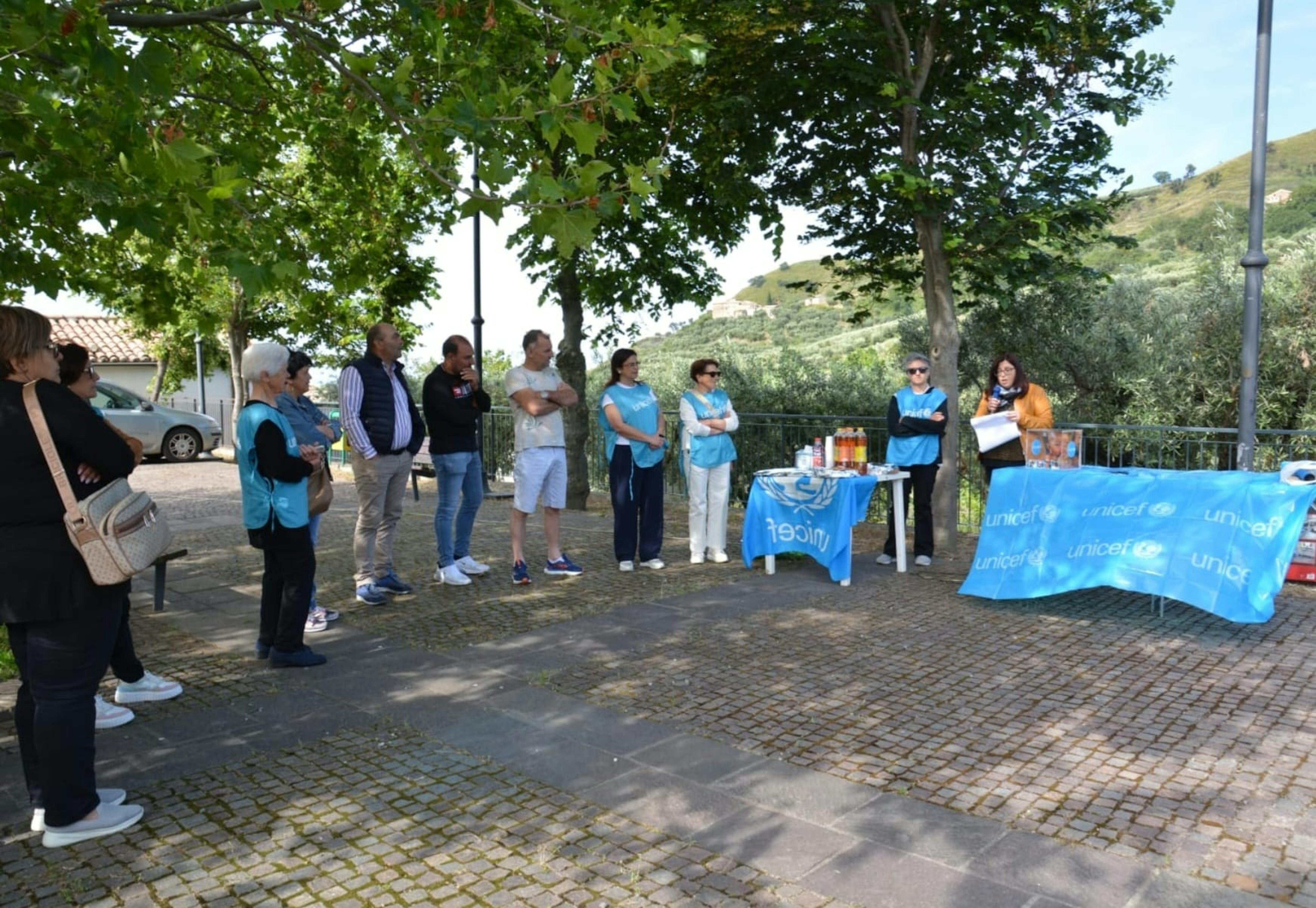 Banchetto UNICEF per la raccolta fondi