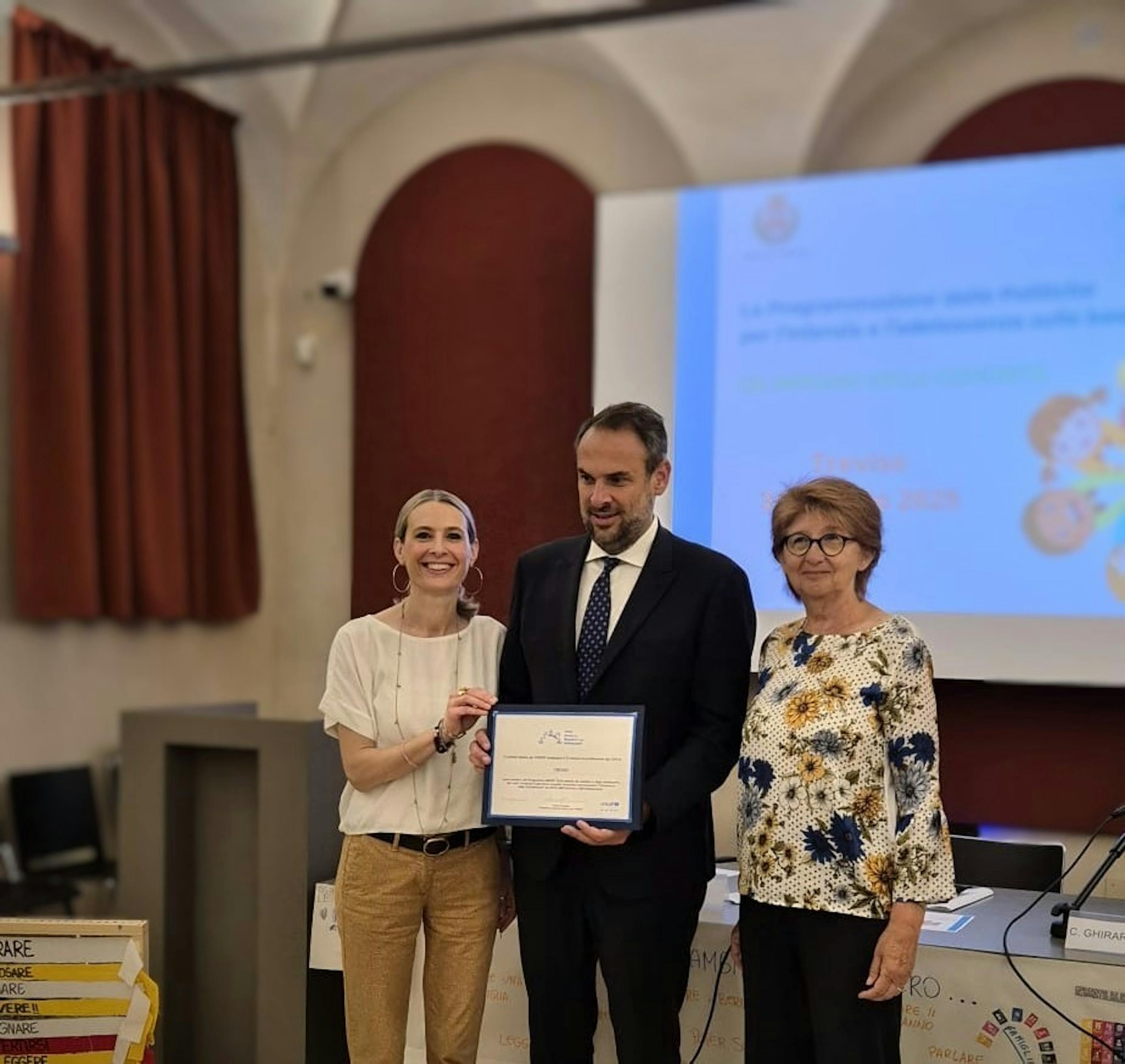 Da sinistra, l'Assessora alle Politiche Sociali Gloria Tessarolo, il Sindaco di Treviso Mario Conte e la Presidente del Comitato Provinciale dell'UNICEF di Treviso, Chiara Ghirardello.