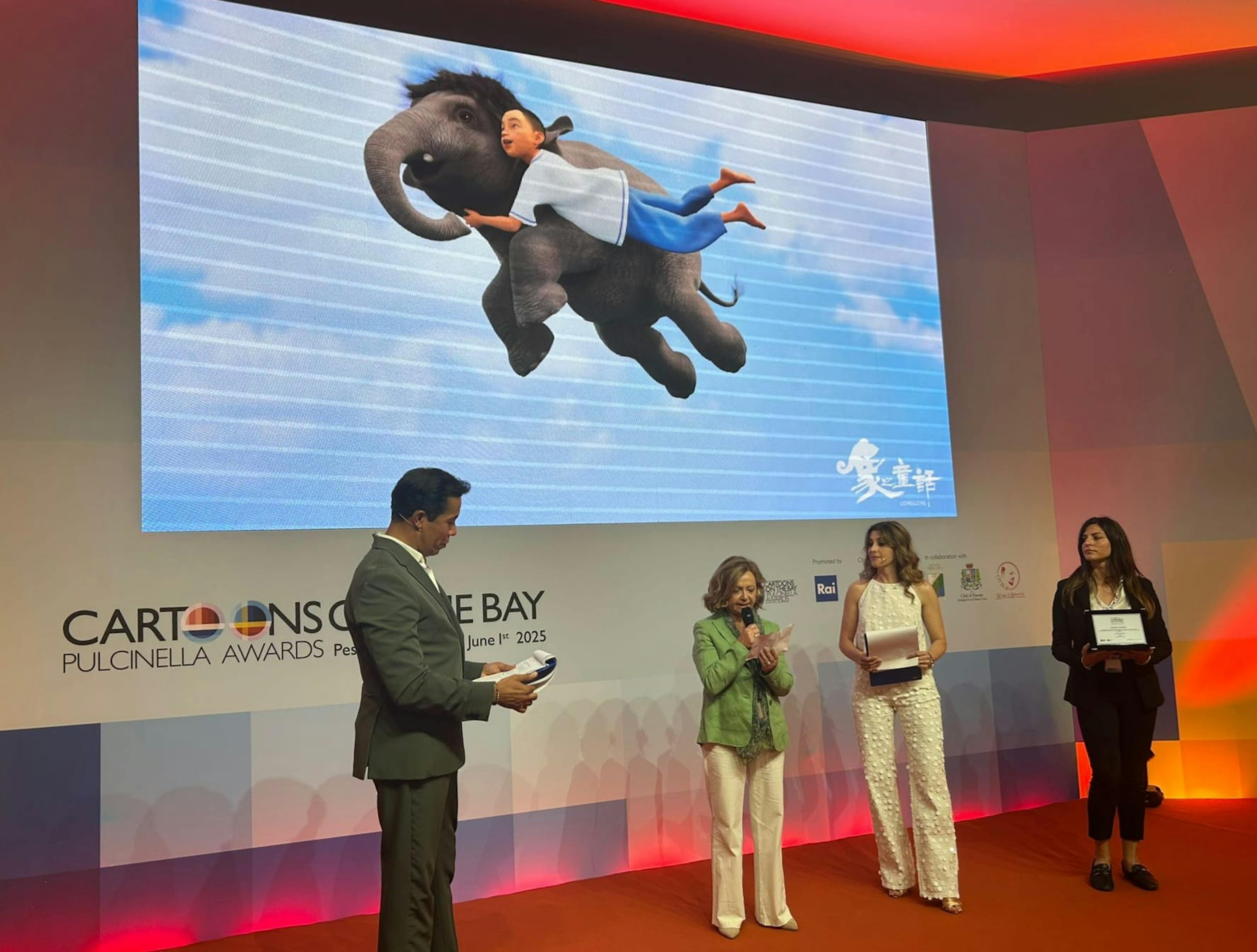 Nella foto, la Responsabile della Comunicazione dell’UNICEF Italia, Patrizia Paternò, legge la motivazione del Premio per il cartone diretto da Bo Chen.