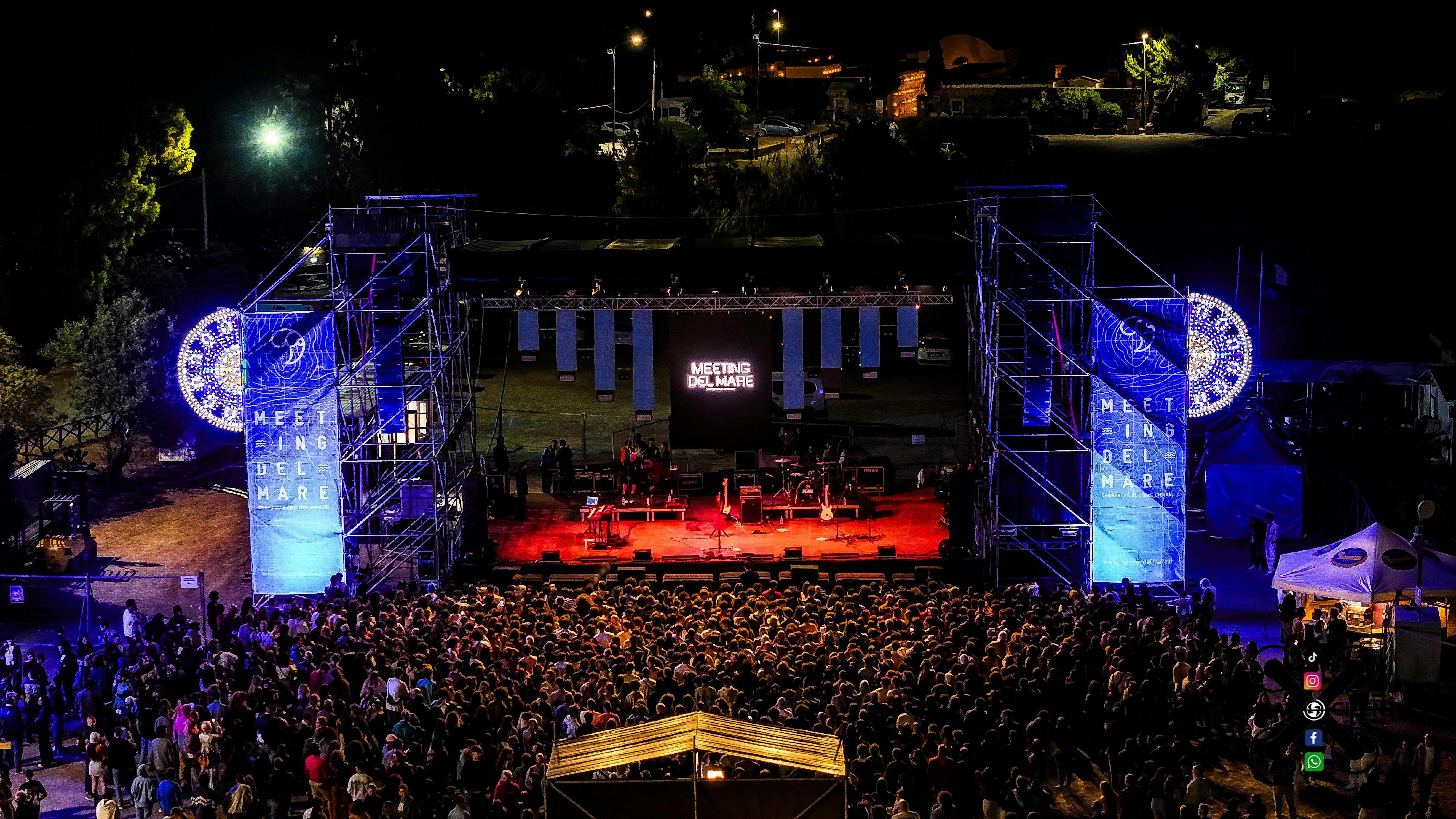Il palco e il pubblico del Meeting del Mare 2025