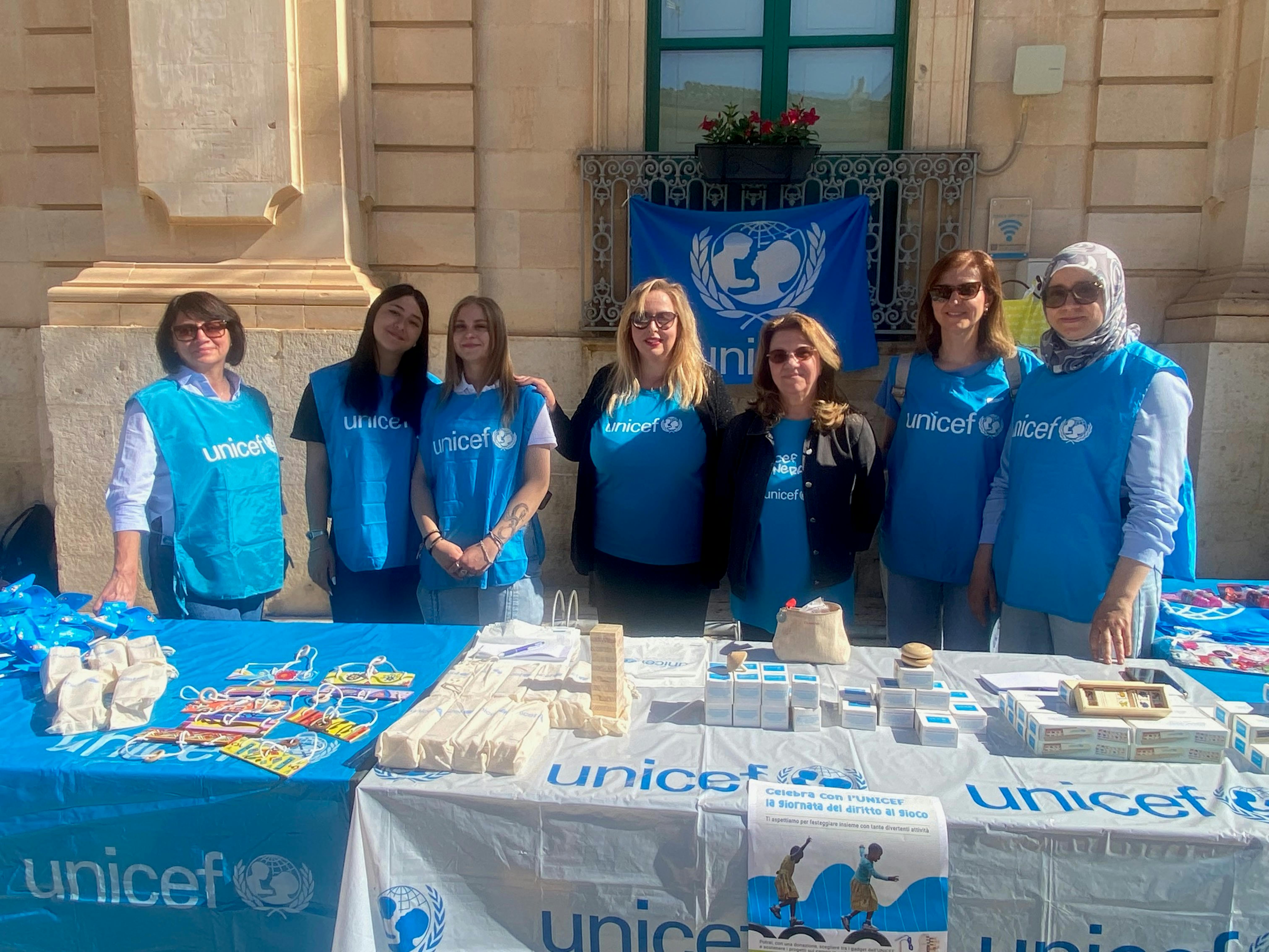 La presidente con le volontarie UNICEF