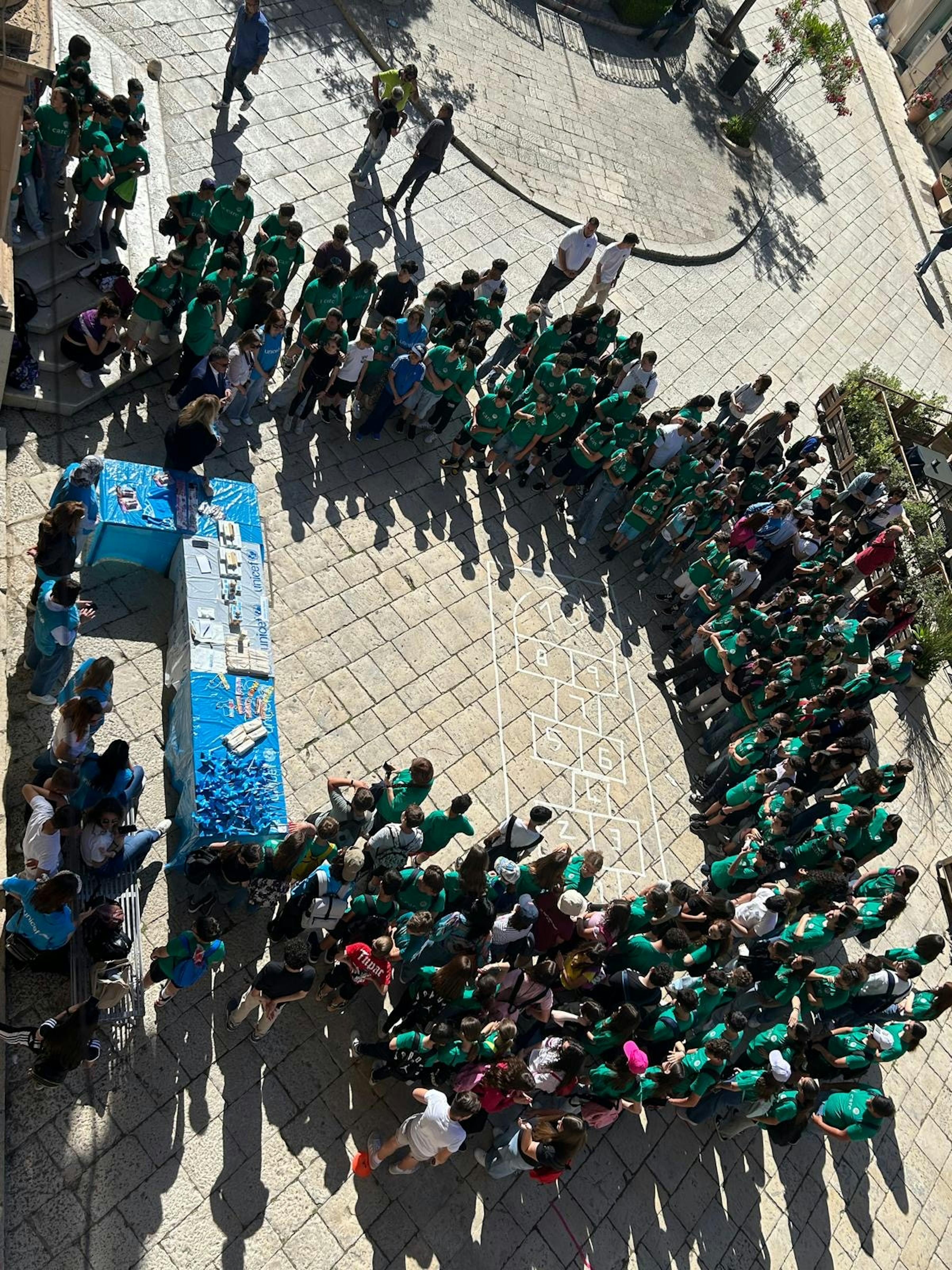 Numeroso gruppo di bambini in piazza