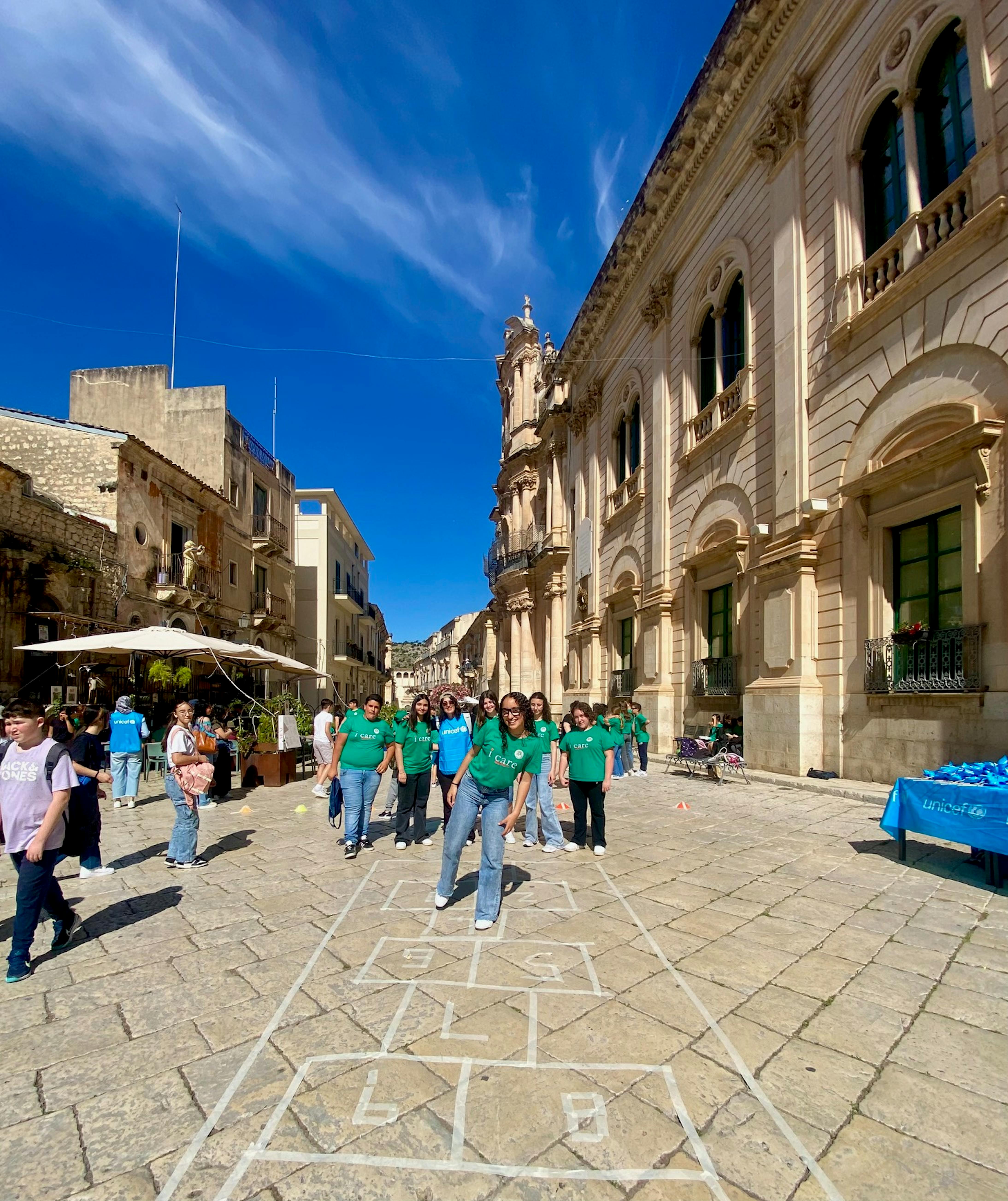 Il gioco della campana in strada