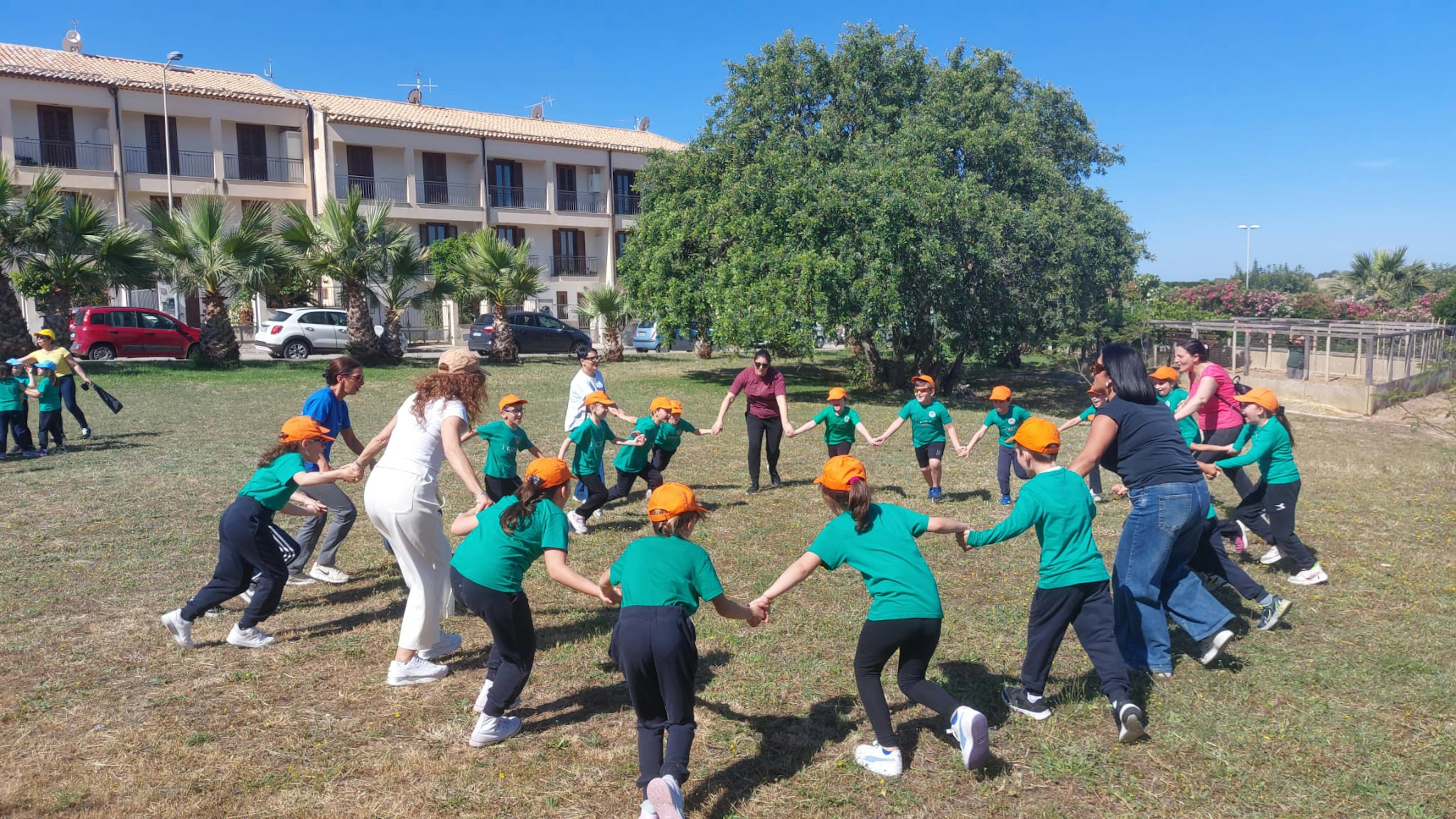 I bambini si divertono a giocare insieme