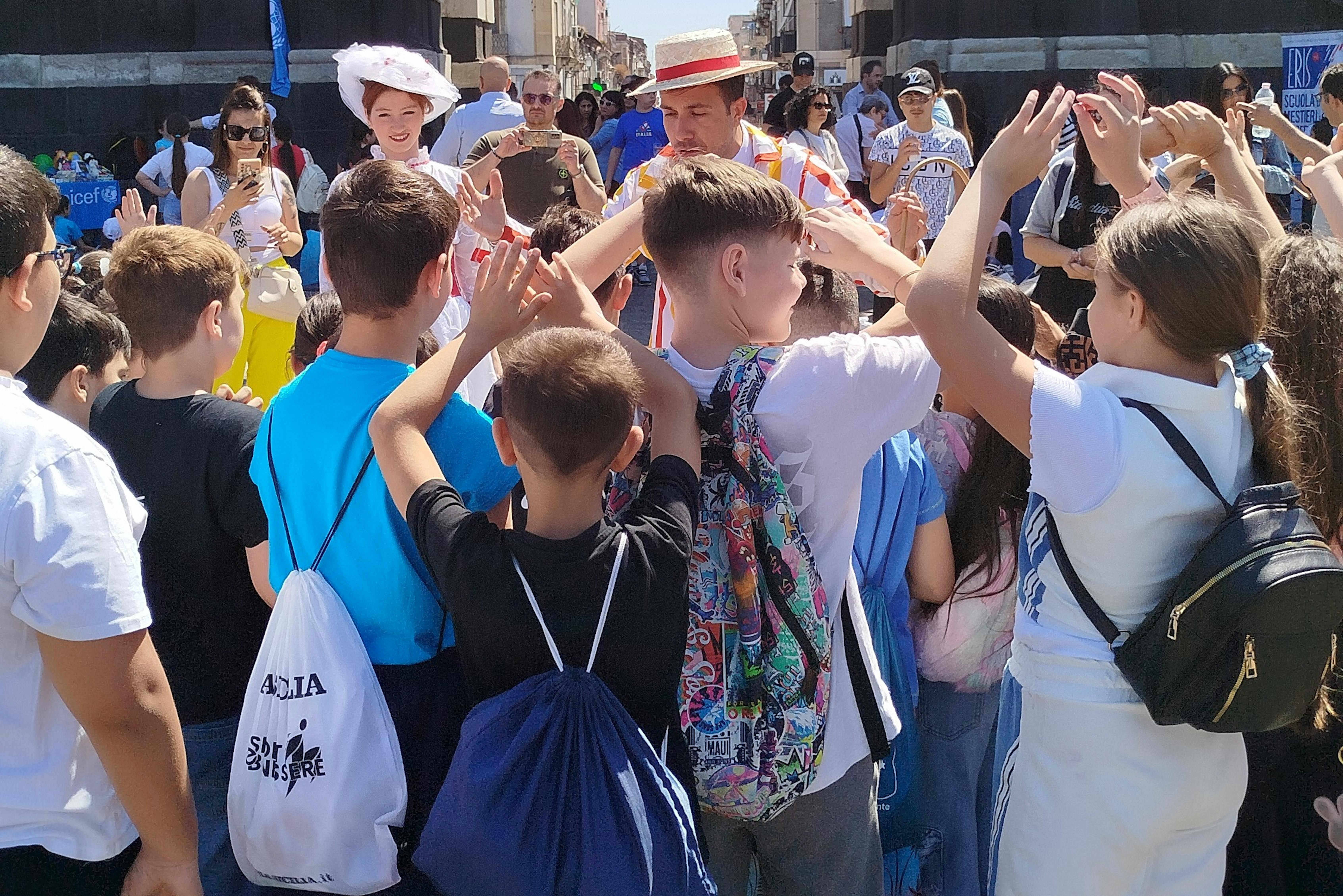 Bambini in piazza Palestro insieme al Mago Dimis