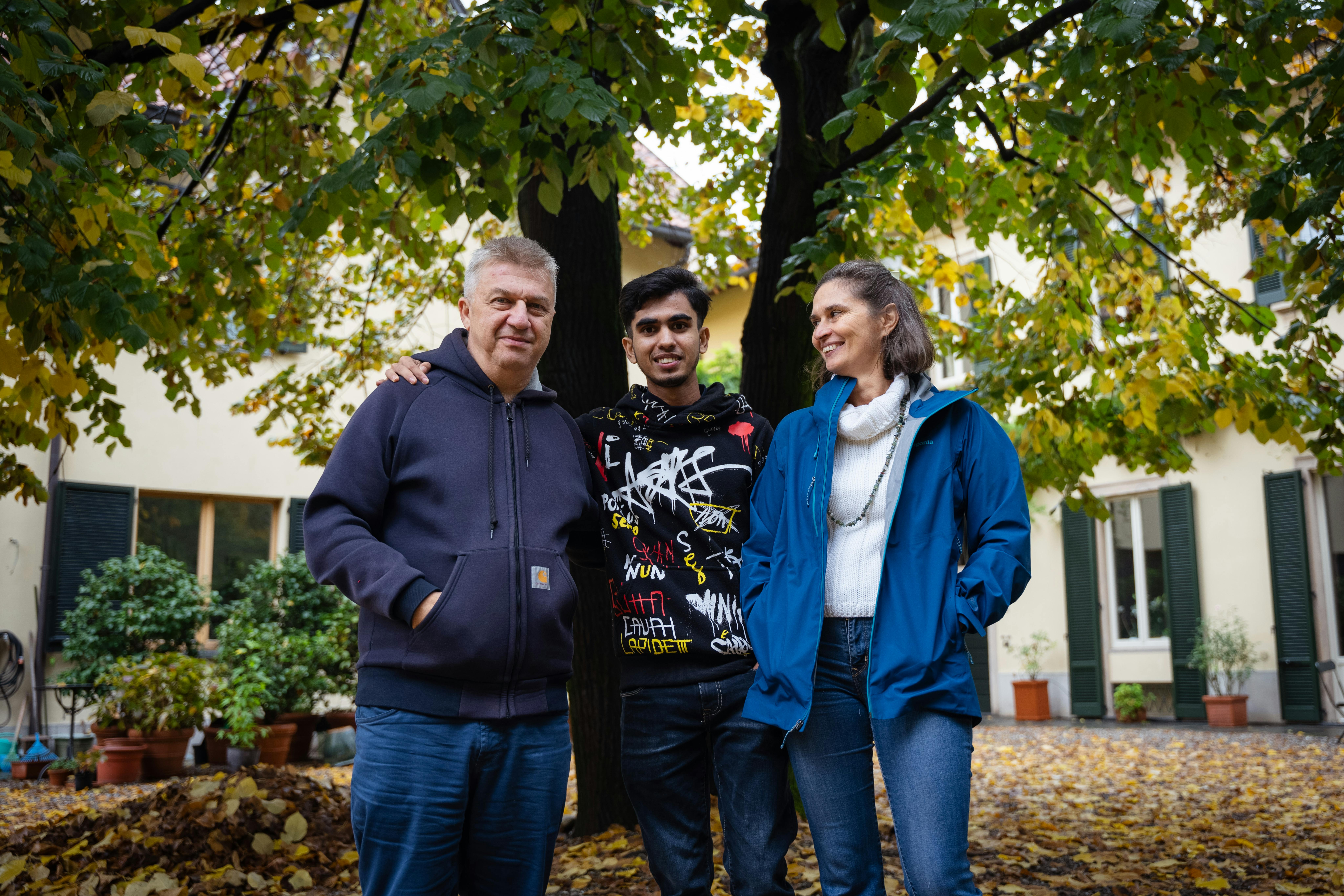 Nasim, originario del Bangladesh, con la sua famiglia affidataria in Italia.