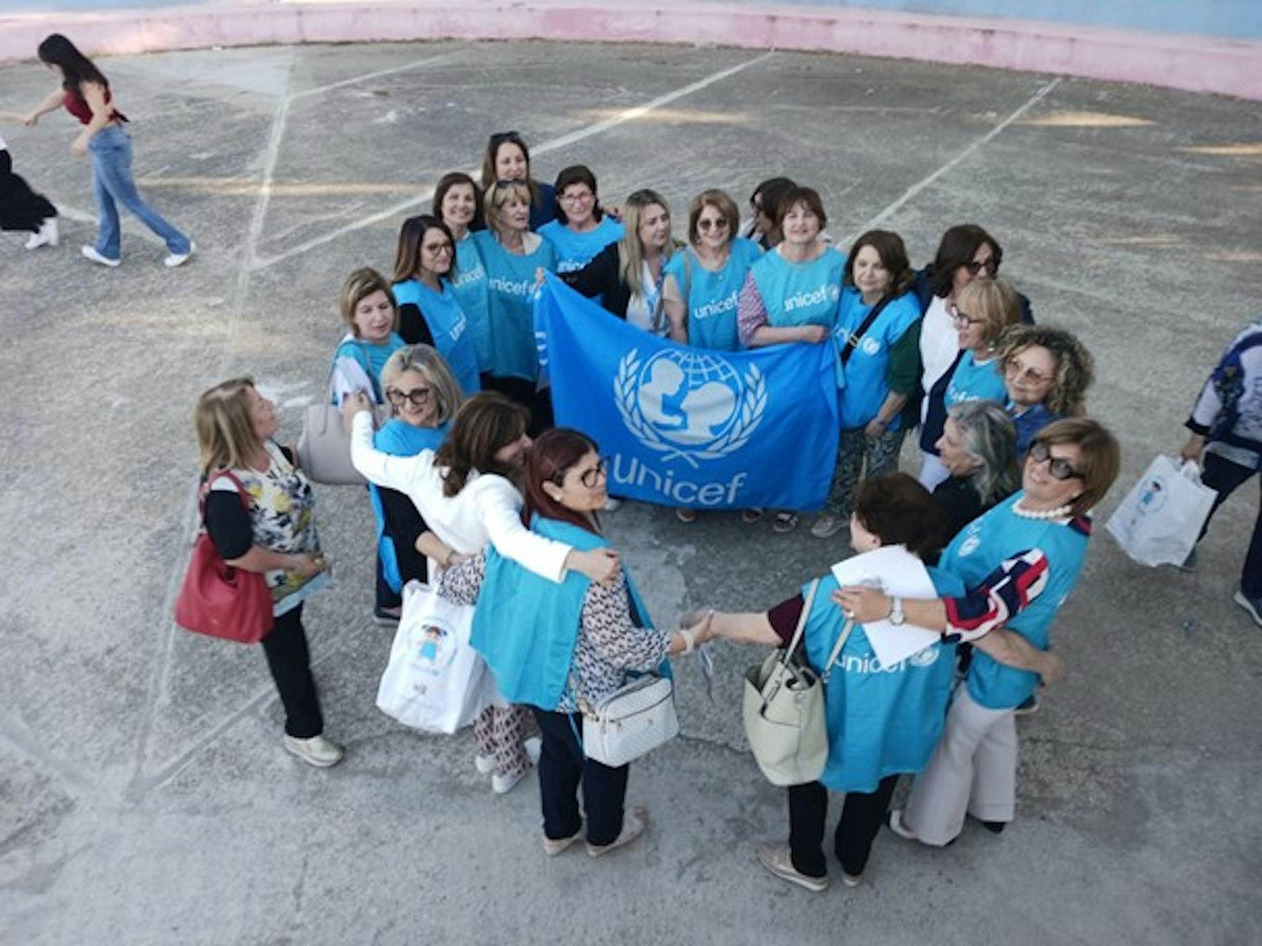 L'abbraccio delle volontarie UNICEF