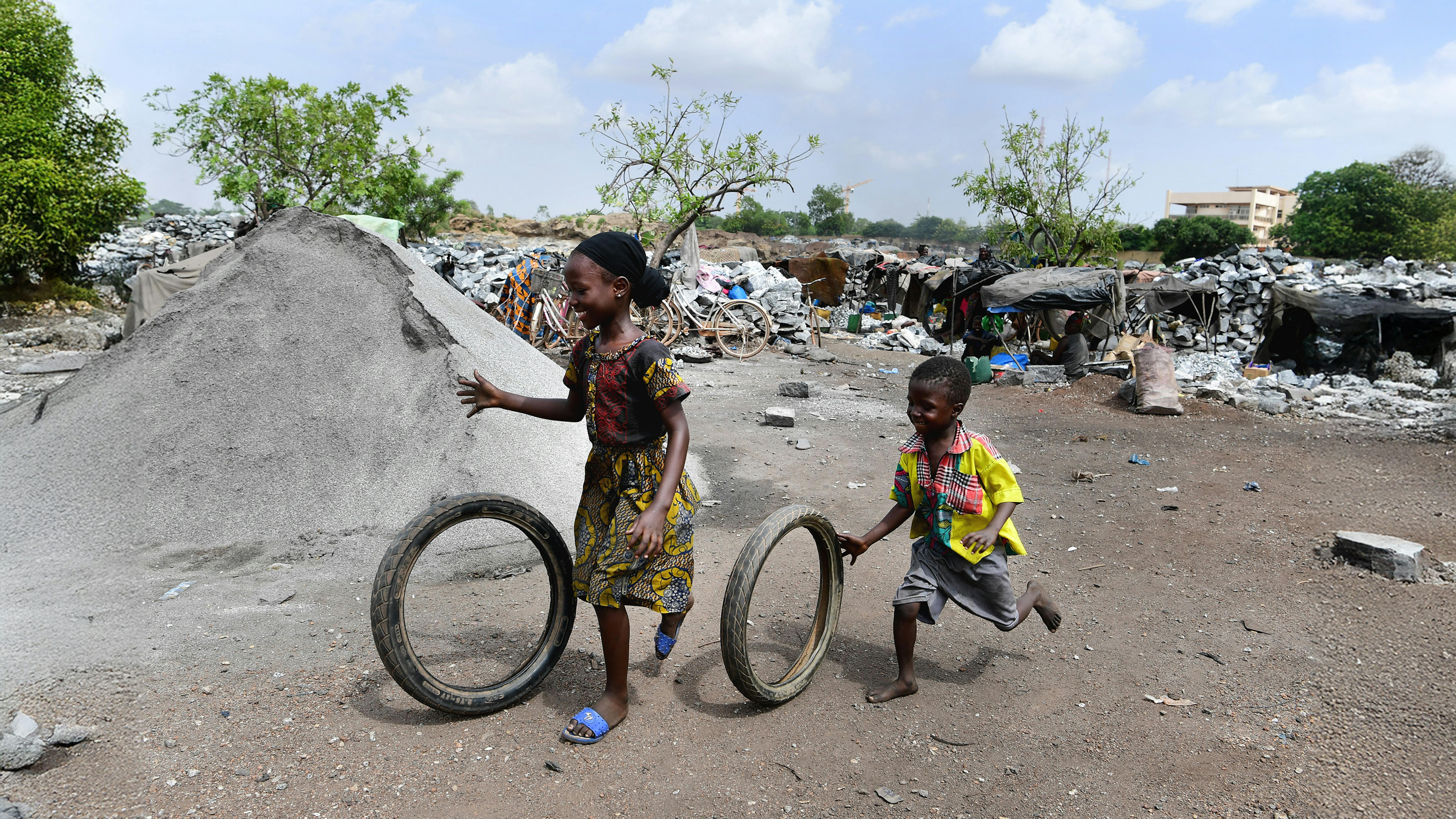 Burkina Faso - .Due Bambini giocano nelle miniere di Pissy, un sobborgo di Ouagadougou L'UNICEF, grazie ai finanziamenti di diversi Comitati Nazionali, sta lavorando con 