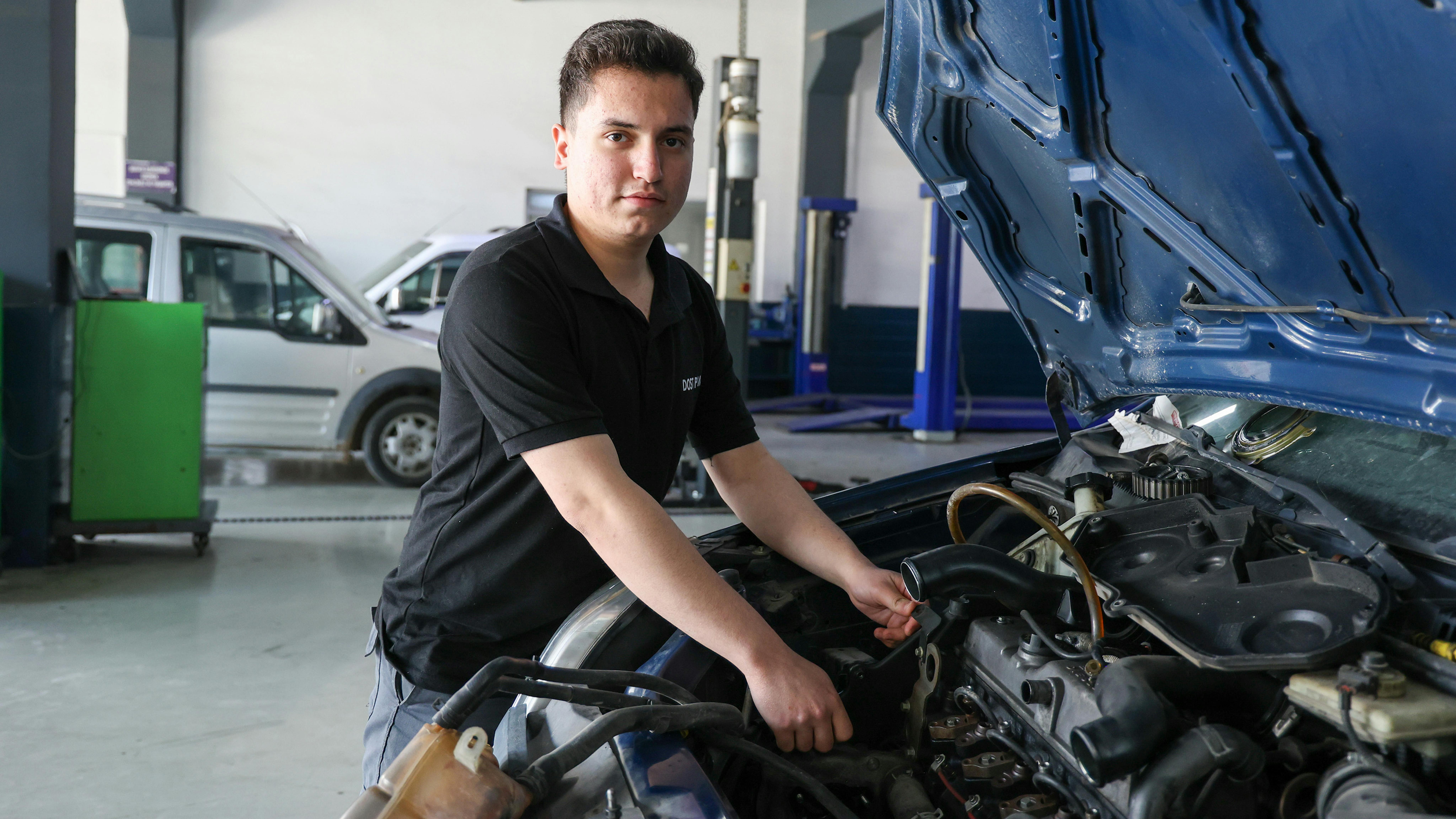 Il diciottenne Ahmet trascorre le sue giornate imparando la complessa meccanica dei motori diesel, per costruire un futuro dai resti del suo passato. Prima di scoprire la formazione professionale, la vita di Ahmet aveva preso una strada incerta.