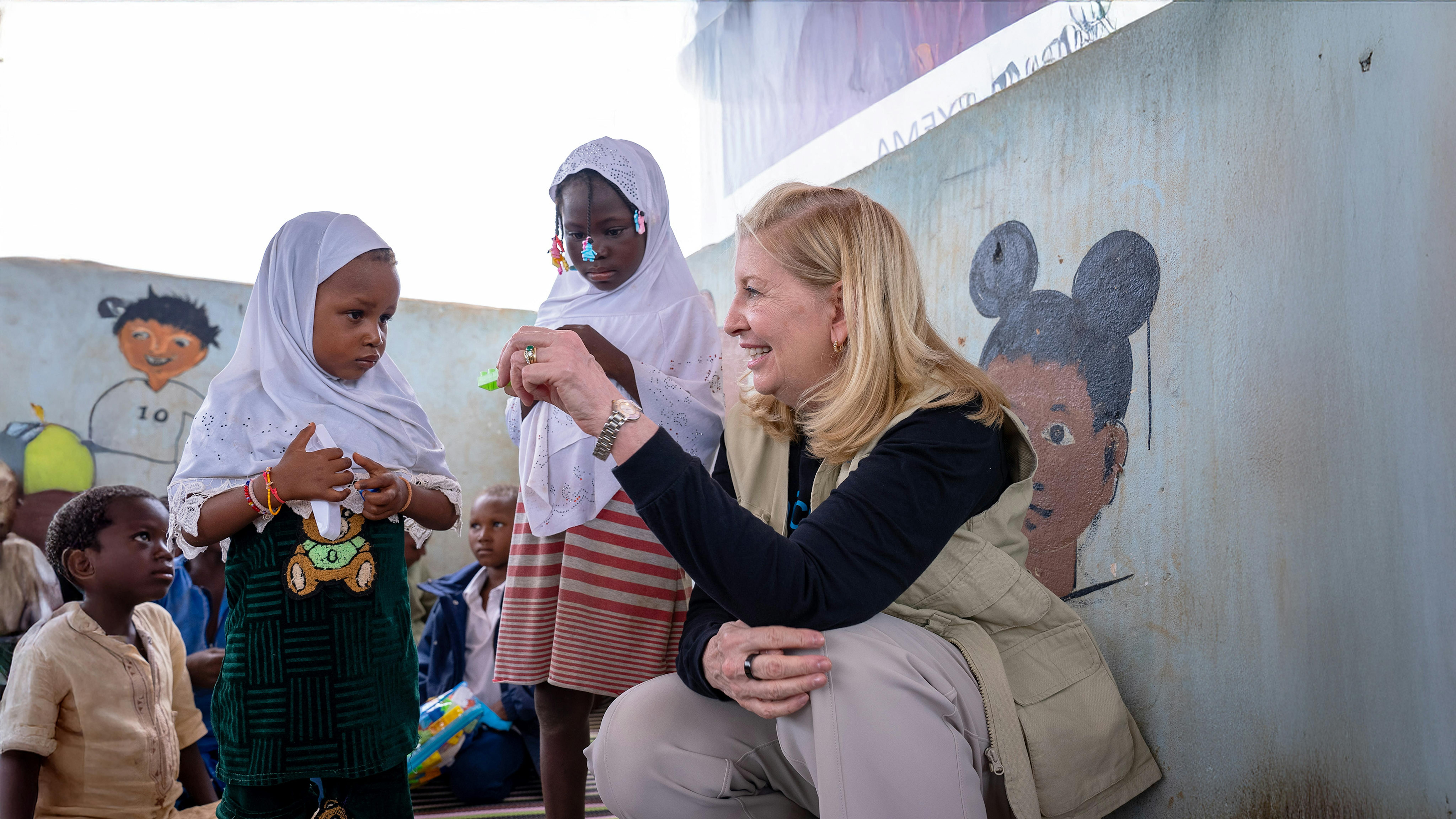 La Direttrice esecutiva dell'UNICEF, Catherine Russell, gioca con i bambini durante una visita a uno spazio a misura di bambino (CFS) a Fada N'Gourma, nella regione orientale, in Burkina Faso.