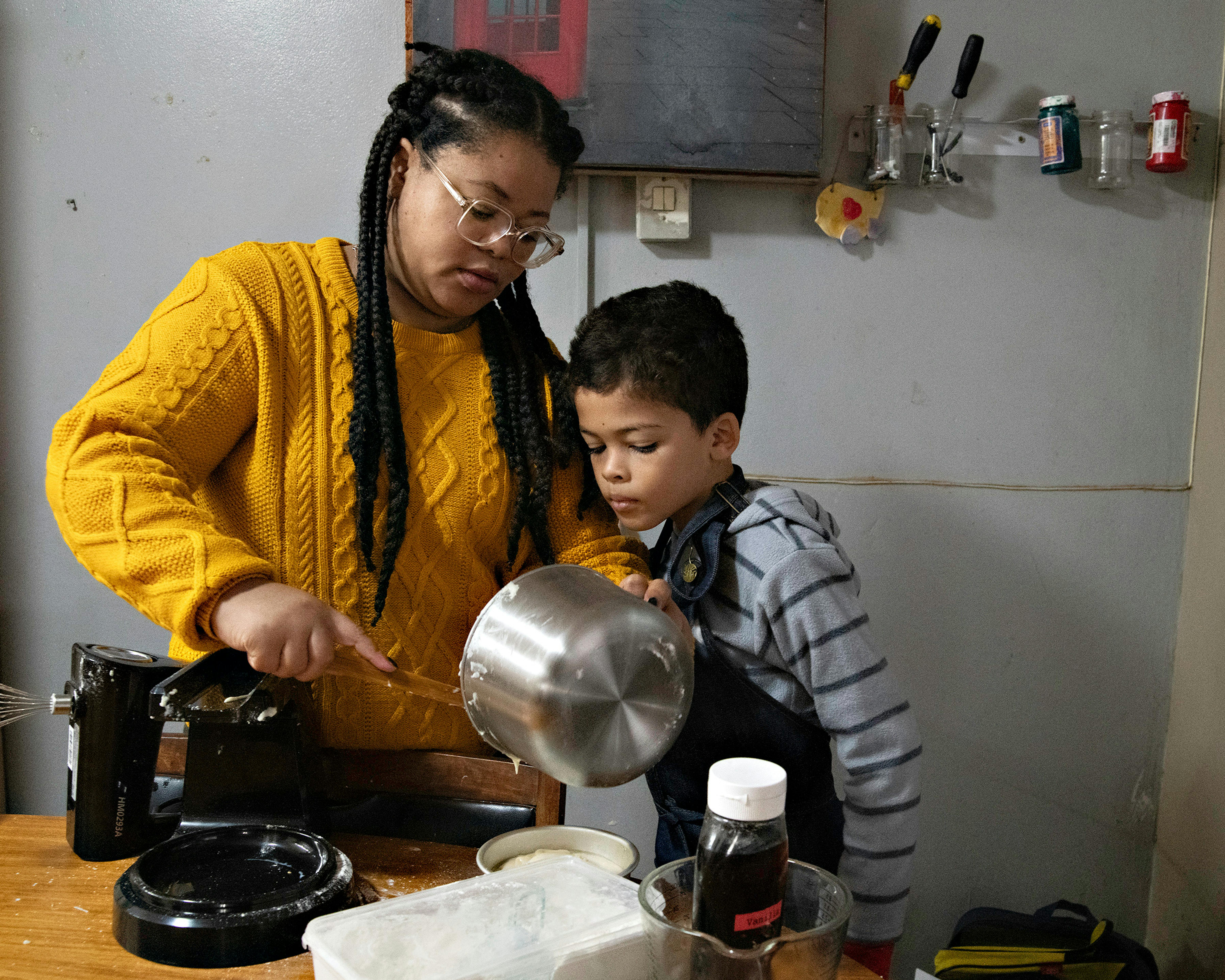 Eleanor (38) e Aidan (10) trascorrono del tempo insieme a casa, nella loro cucina a Kariega, Capo Orientale, Sudafrica, il 25 maggio 2023.